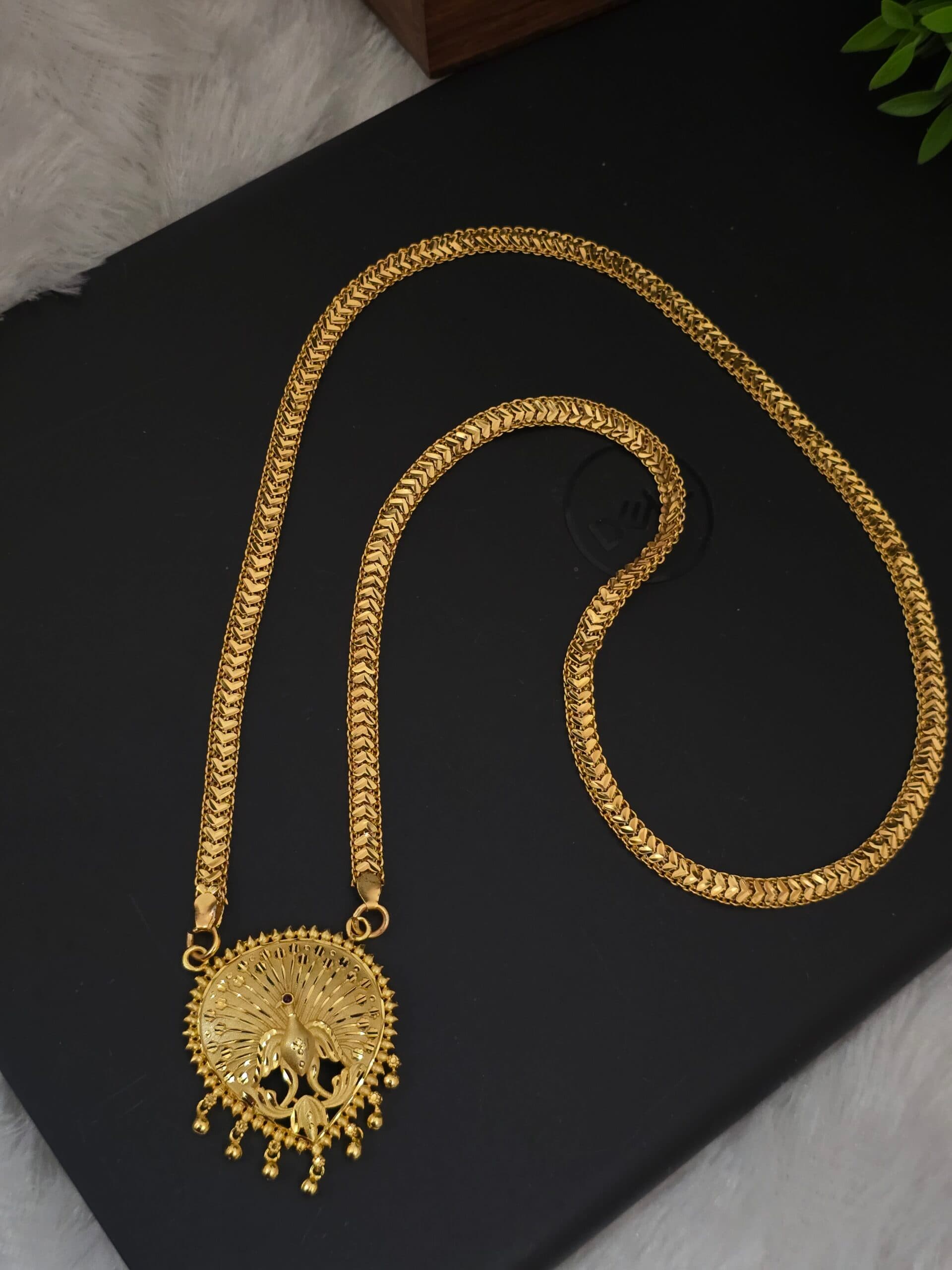 Premium foaming 32 inch peacock dollar chain