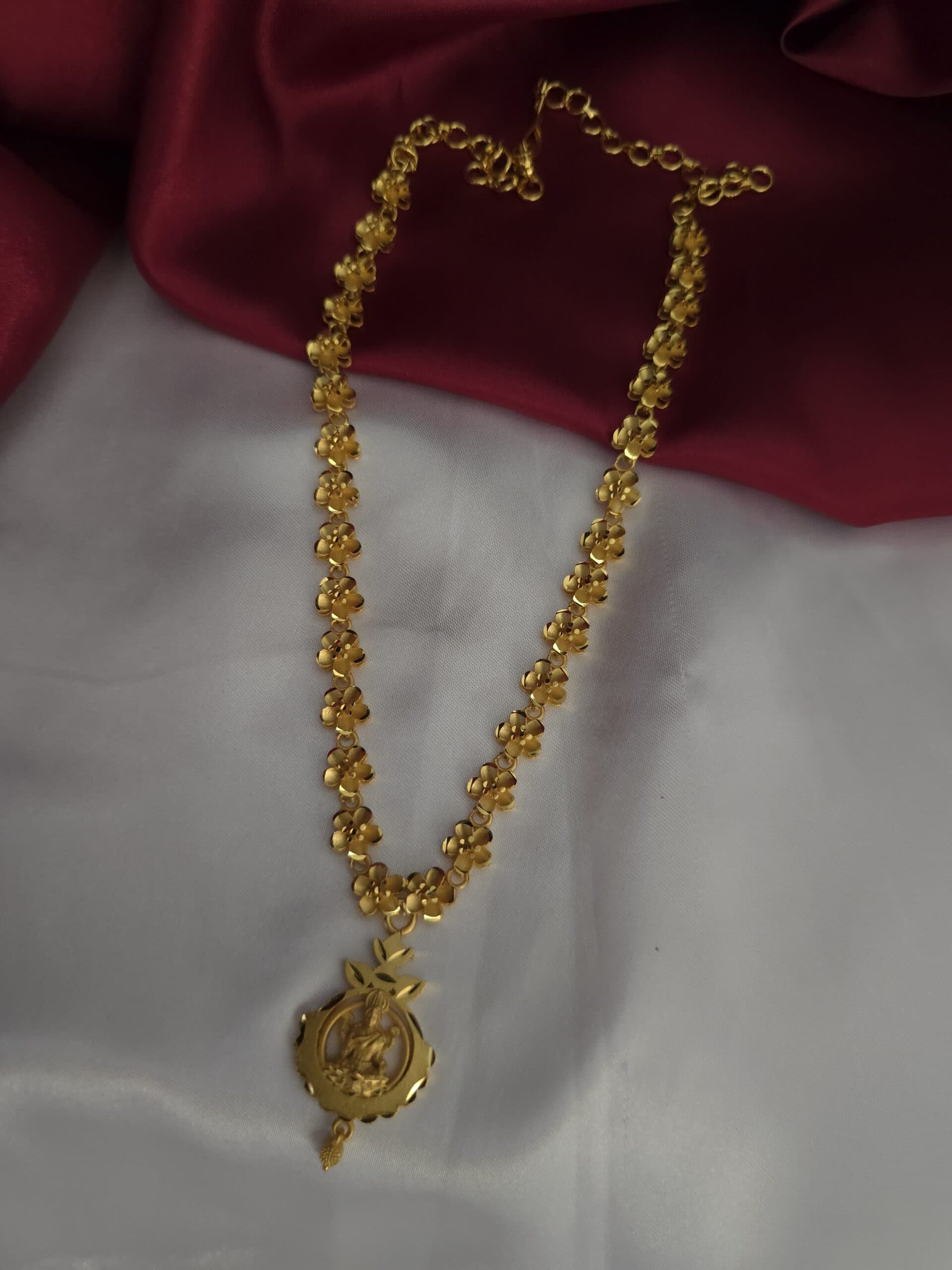 Flower pattern foaming chain with goddess dollar comes