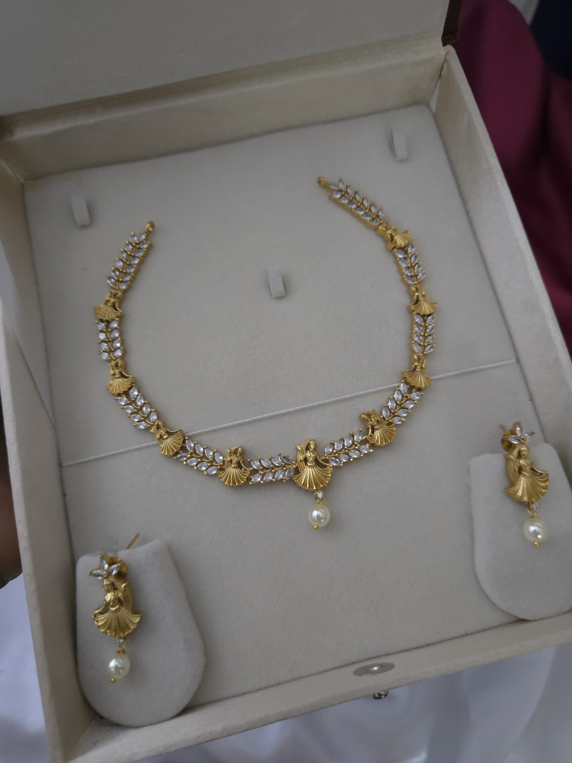 Premium dancing ad Matt Necklace with stud