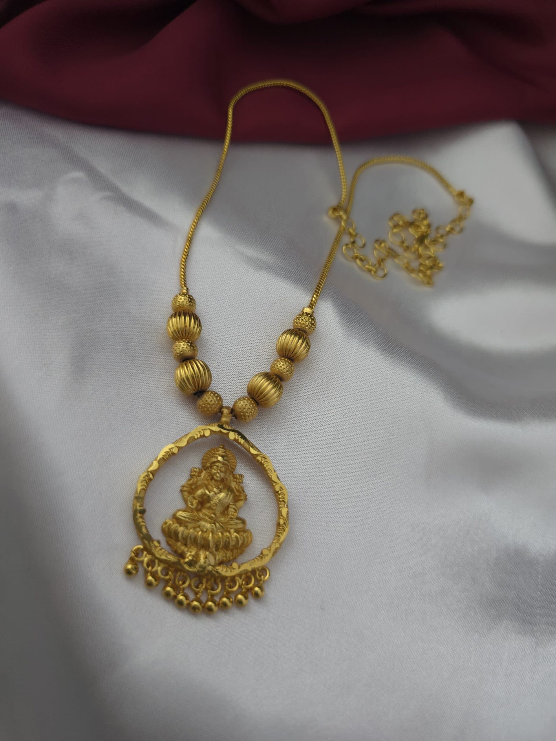 Foaming necklace