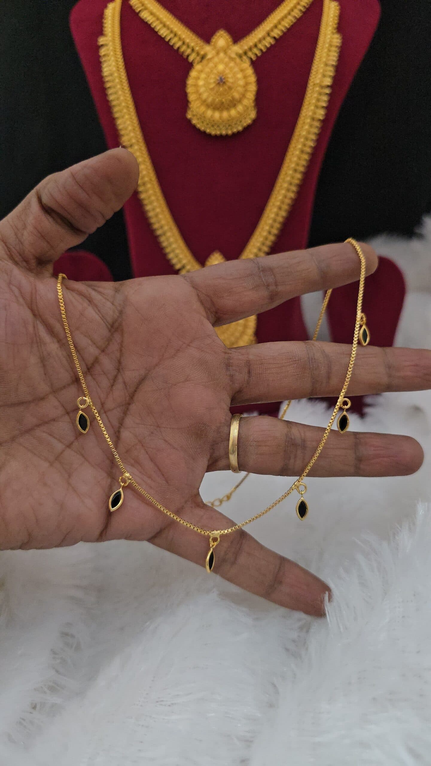 Premium foaming incisible necklace