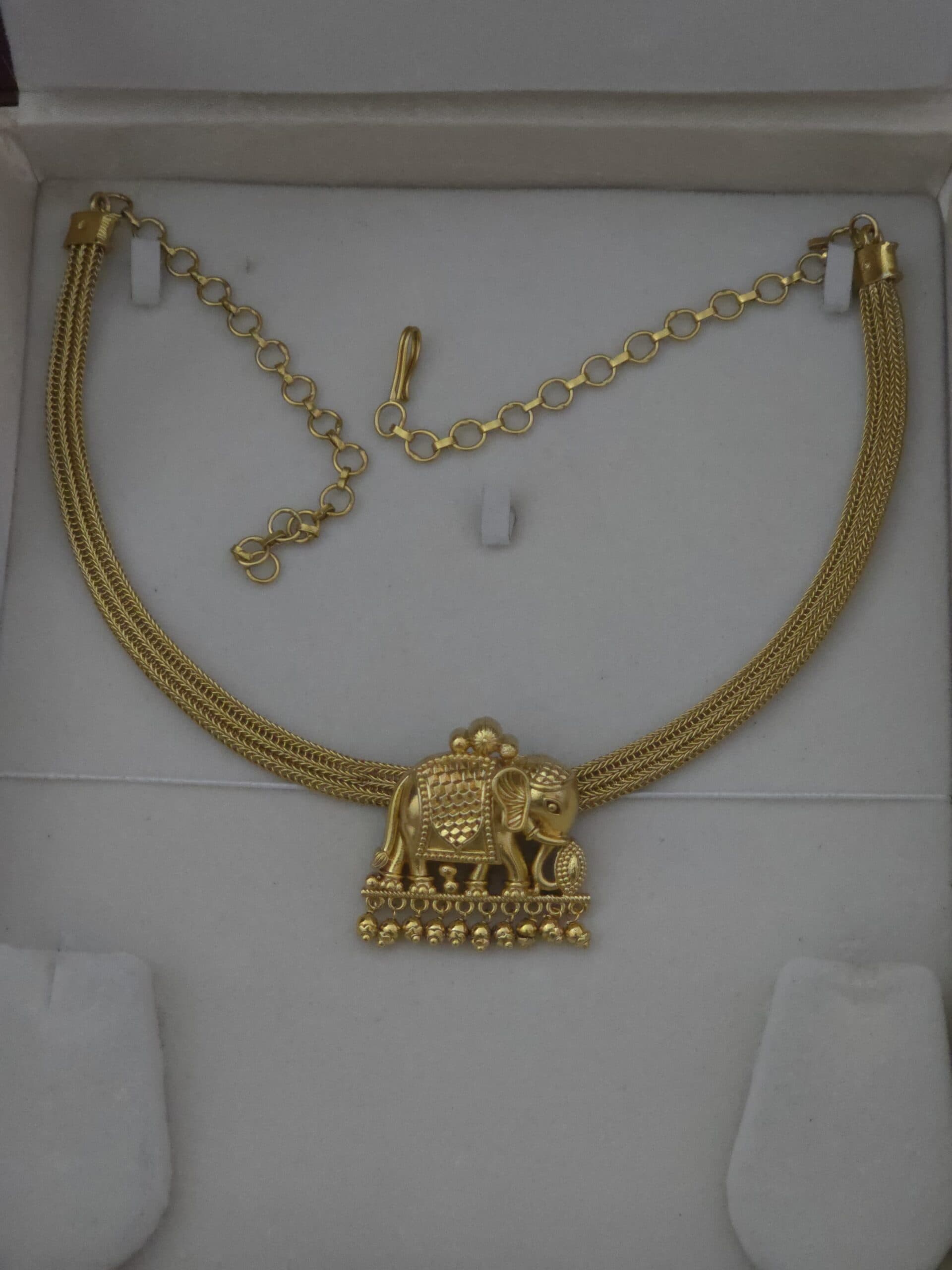 Elephant pendant with thick line chain