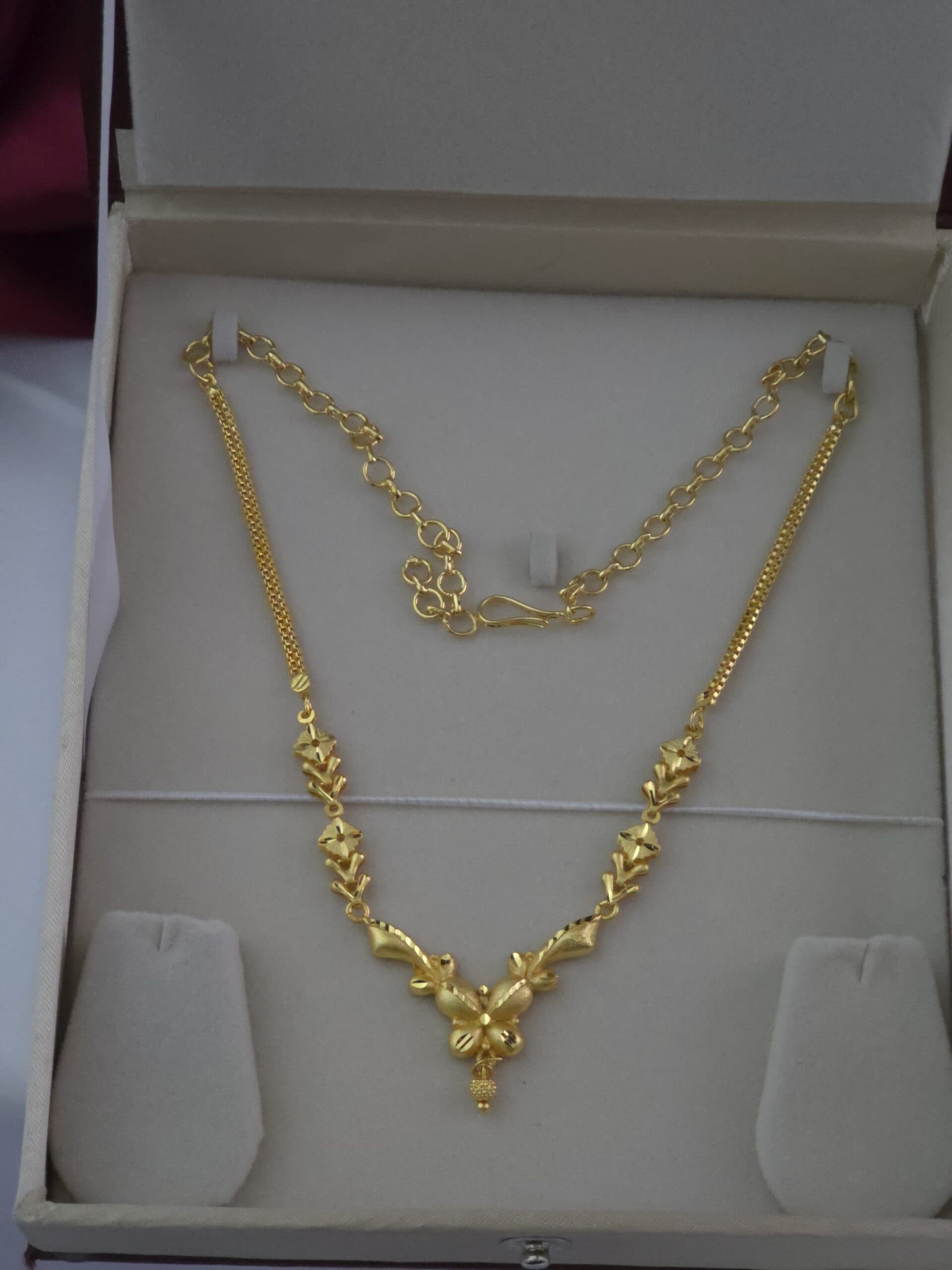 Premium foaming necklace