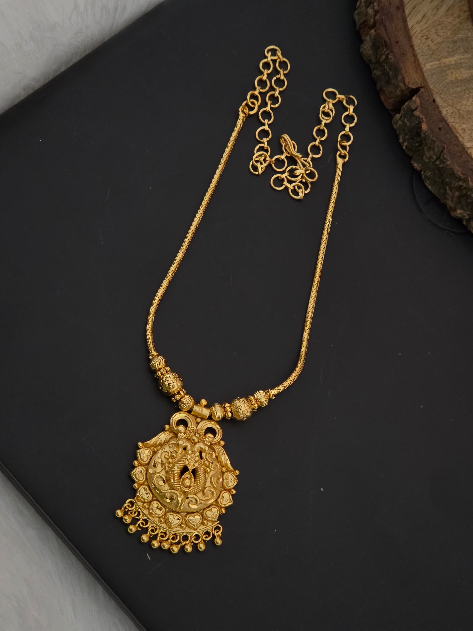 Premium foaming peacock ball necklace