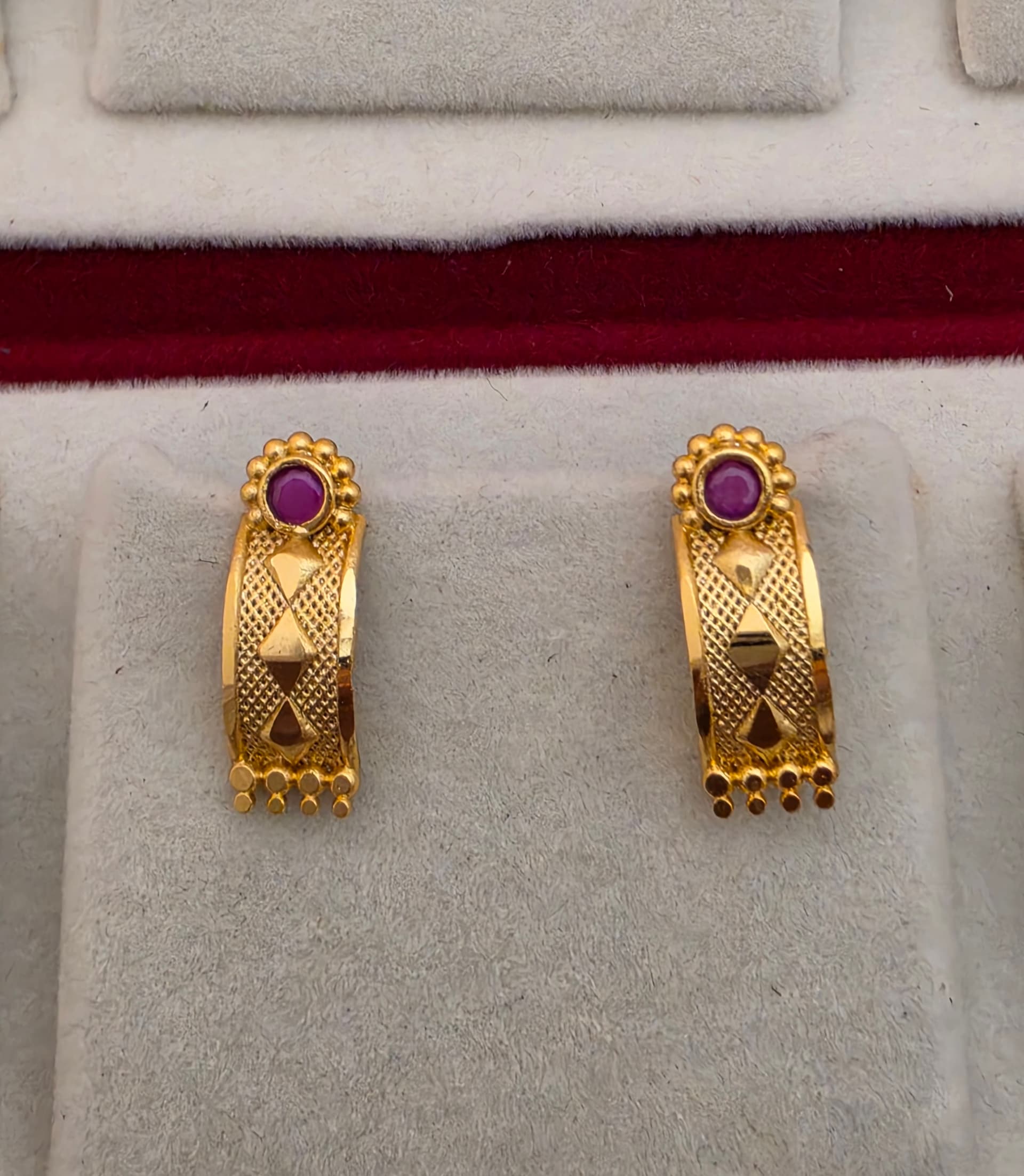 Premium foaming real gold look ruby j type stud