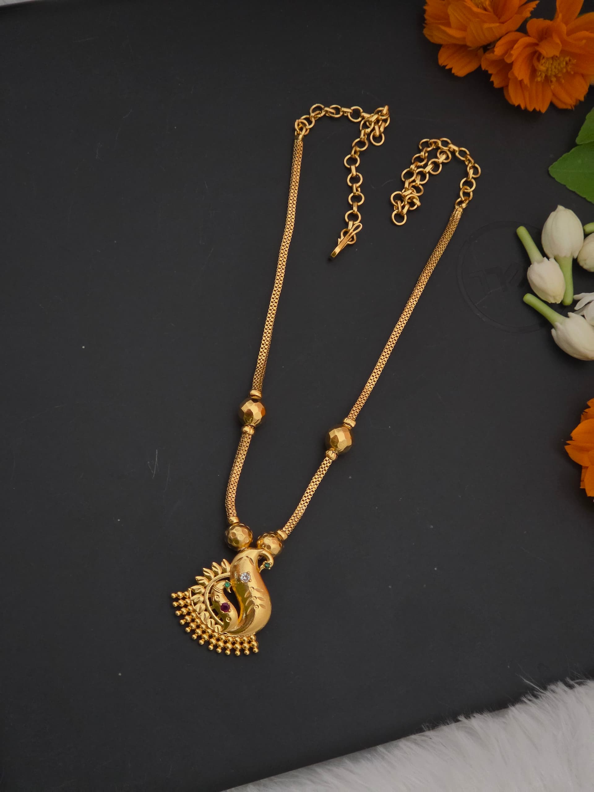 Premium foaming peacock necklace