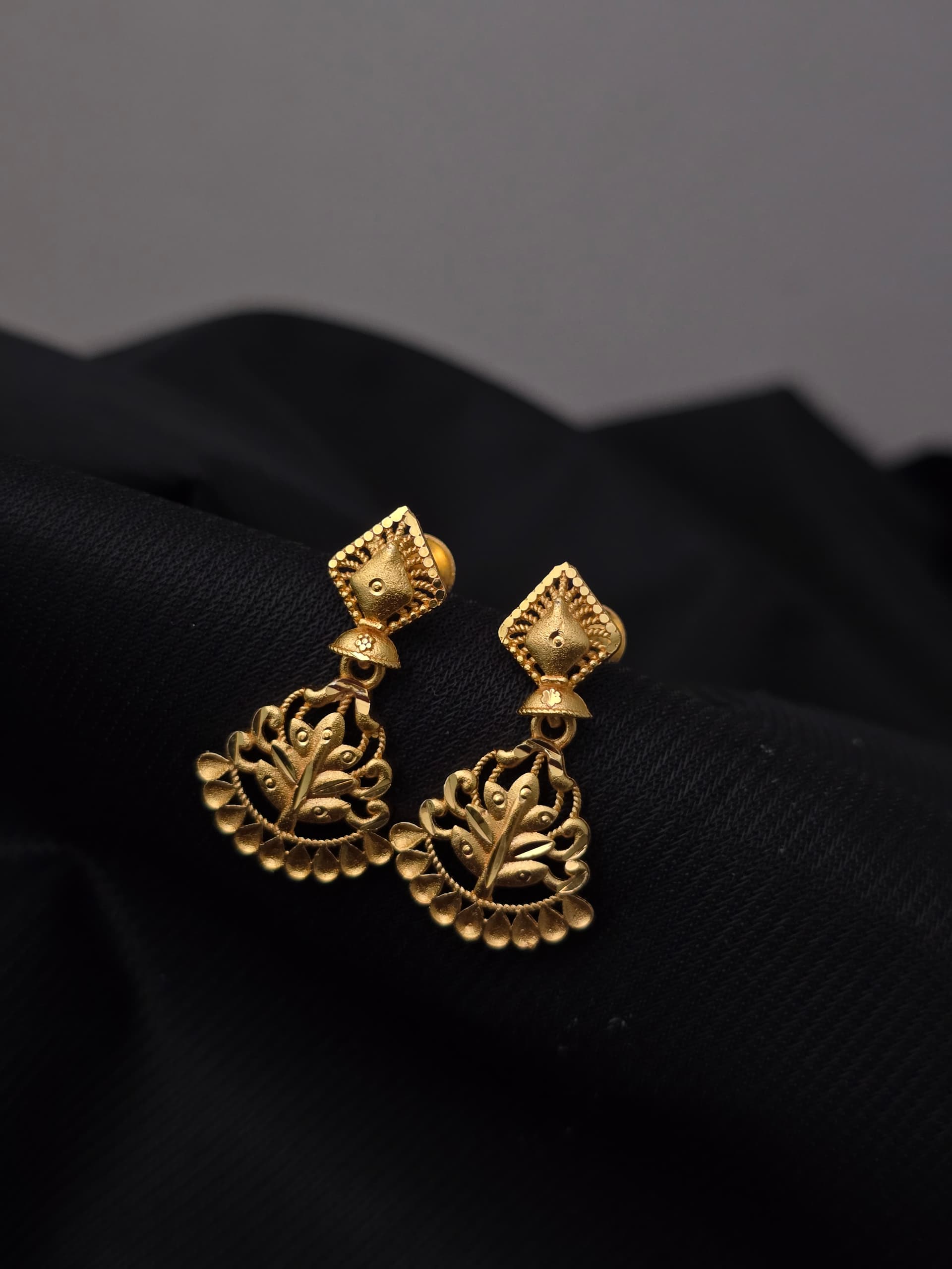 Premium foaming leaf type stud