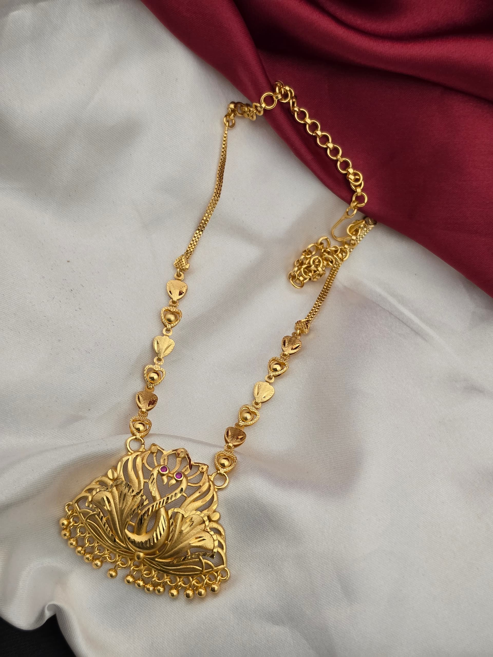 Premium foaming peacock necklace