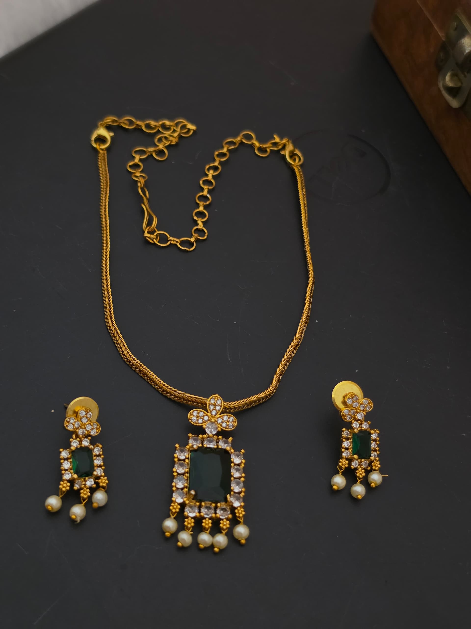 Premium mat ad stone emerald necklace