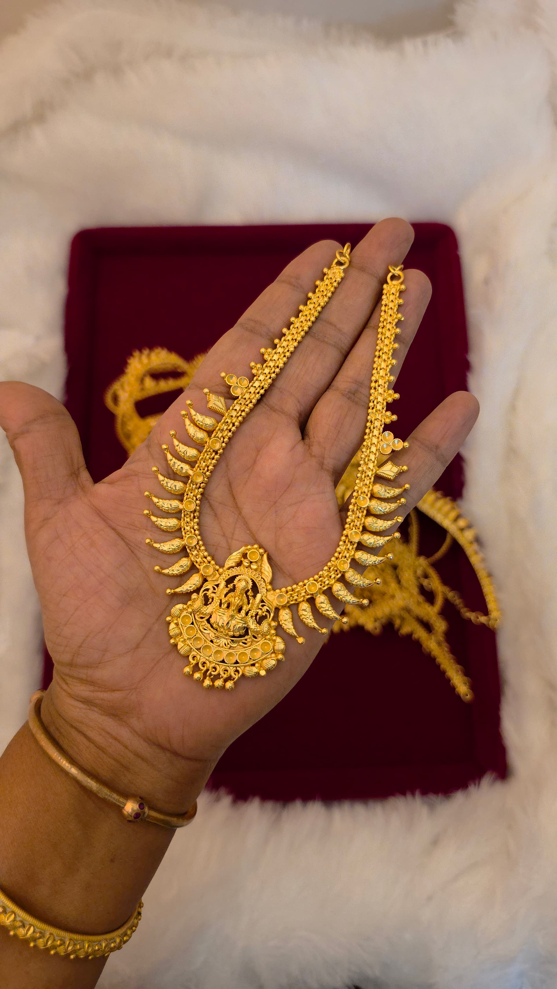 Premium foaming lakshmi goddess plain necklce real gold tone