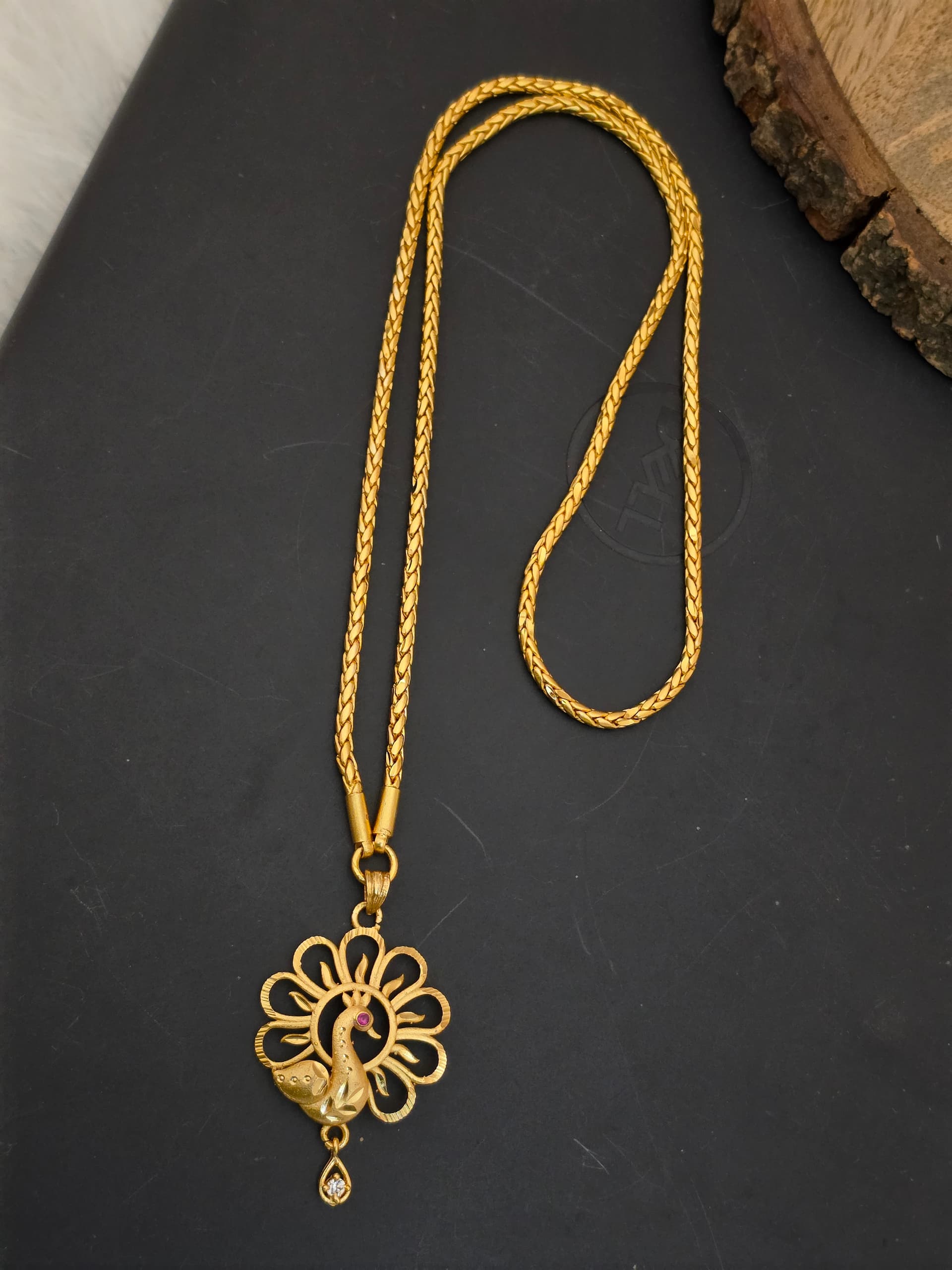 Premium foaming peacock dollar chain
