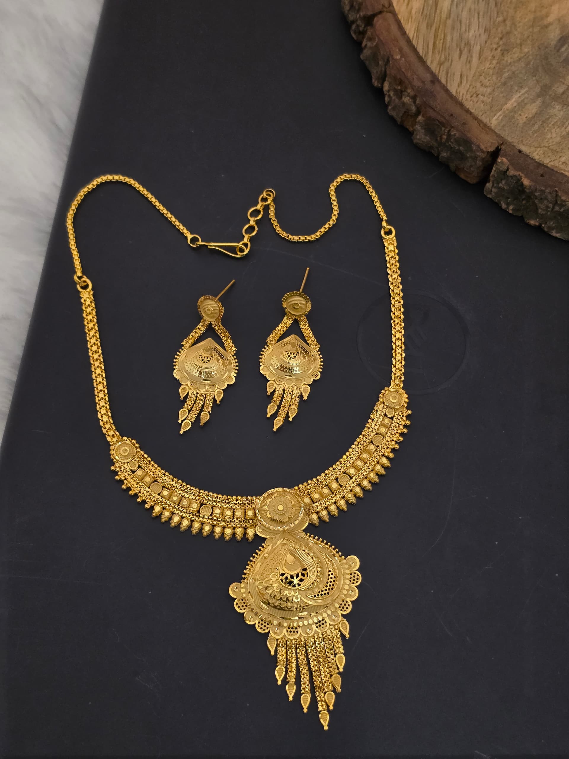 Premium foaming plain antique necklace