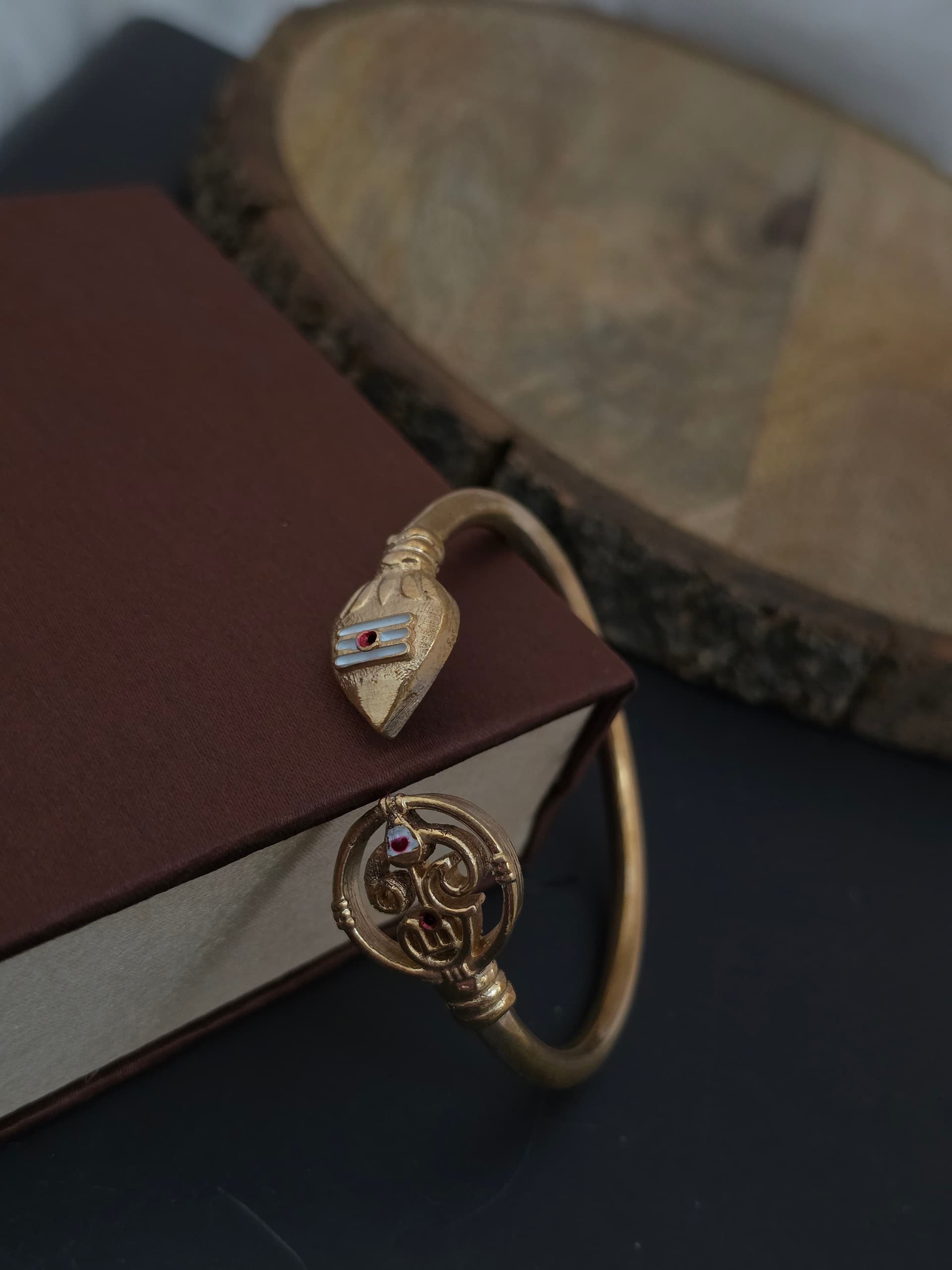 Premium impon enamel om vel adjustable bracelet