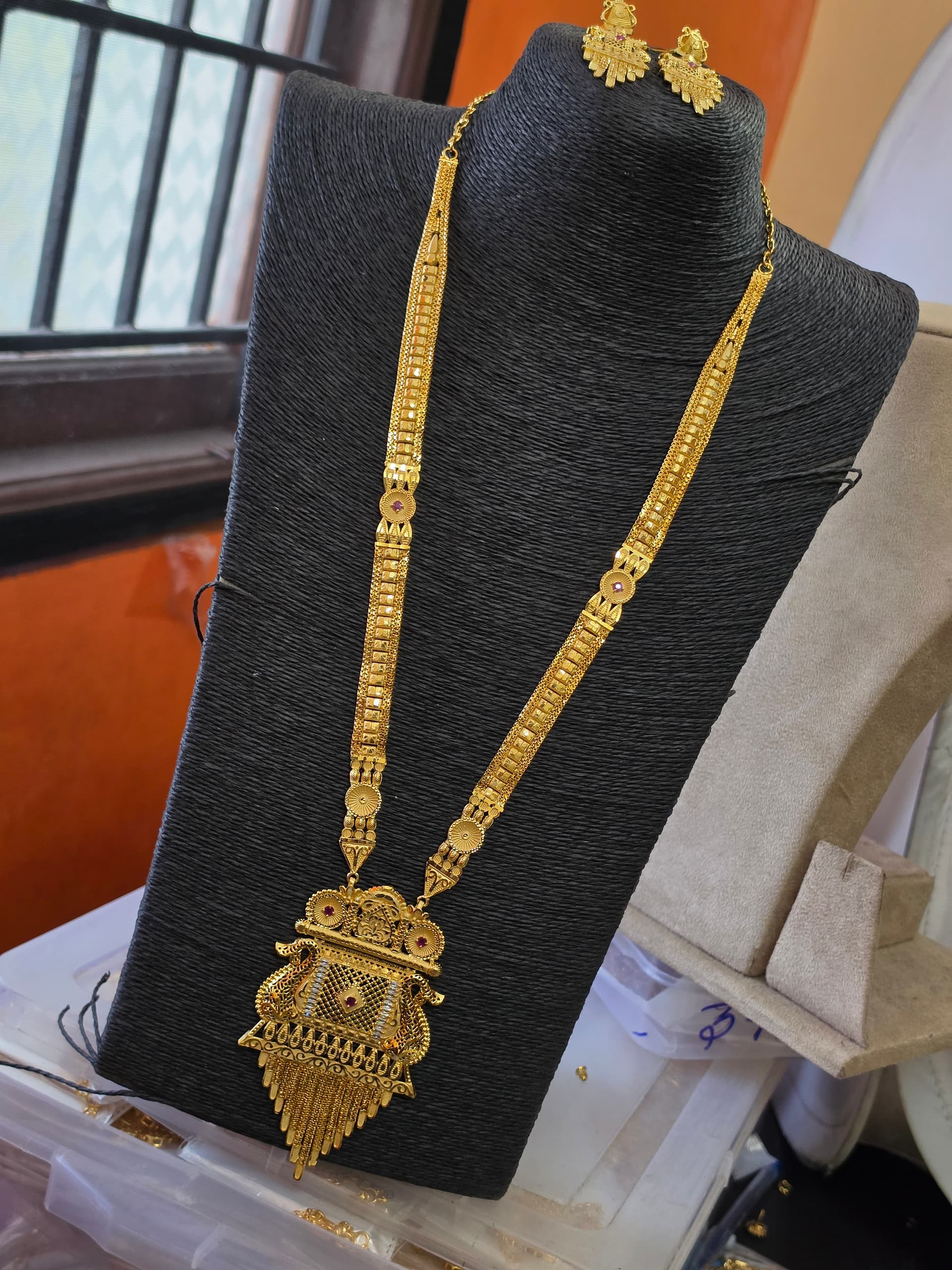 Premium foaming ad stone haram with earings