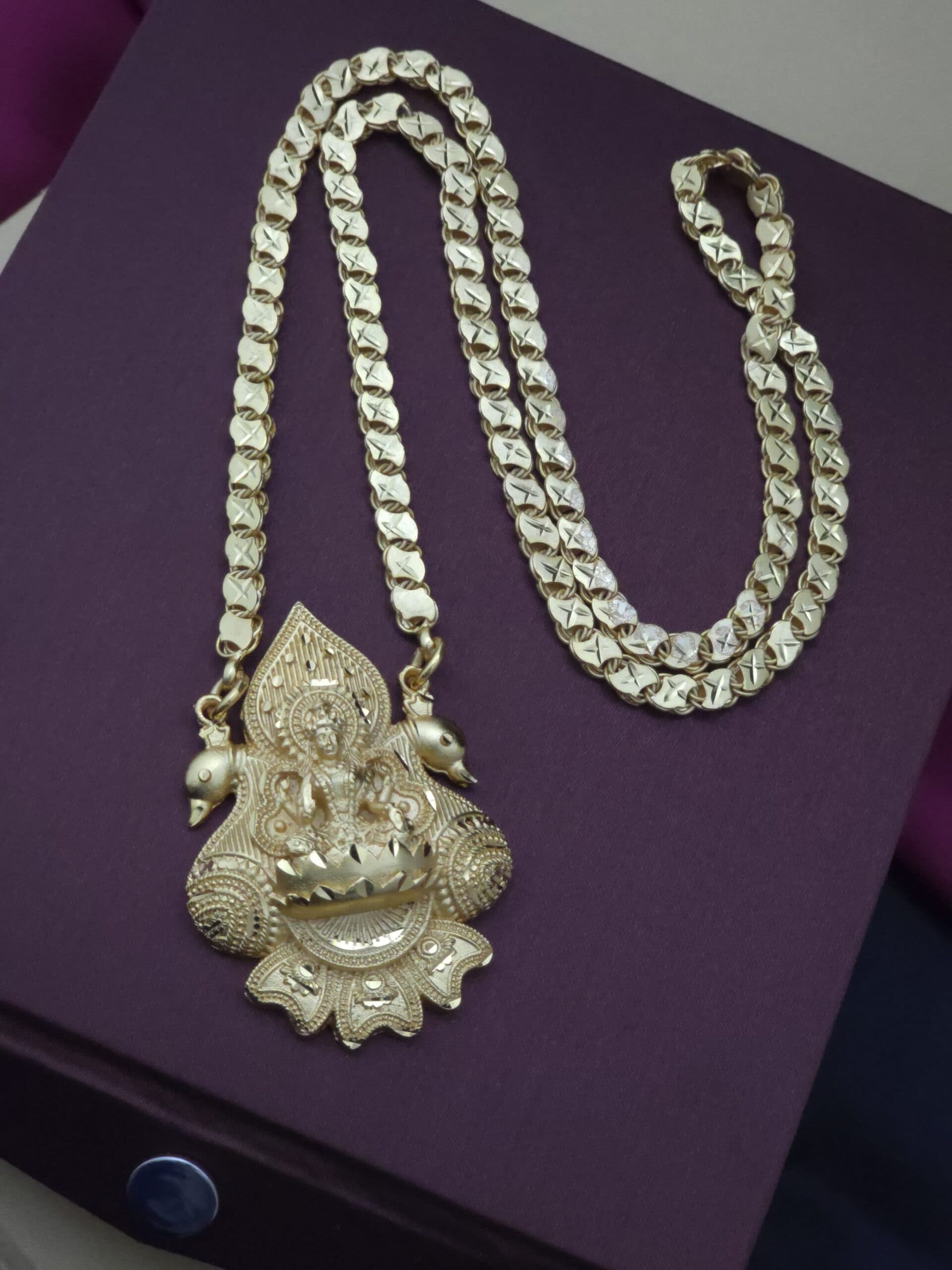 Foaming dollar chain