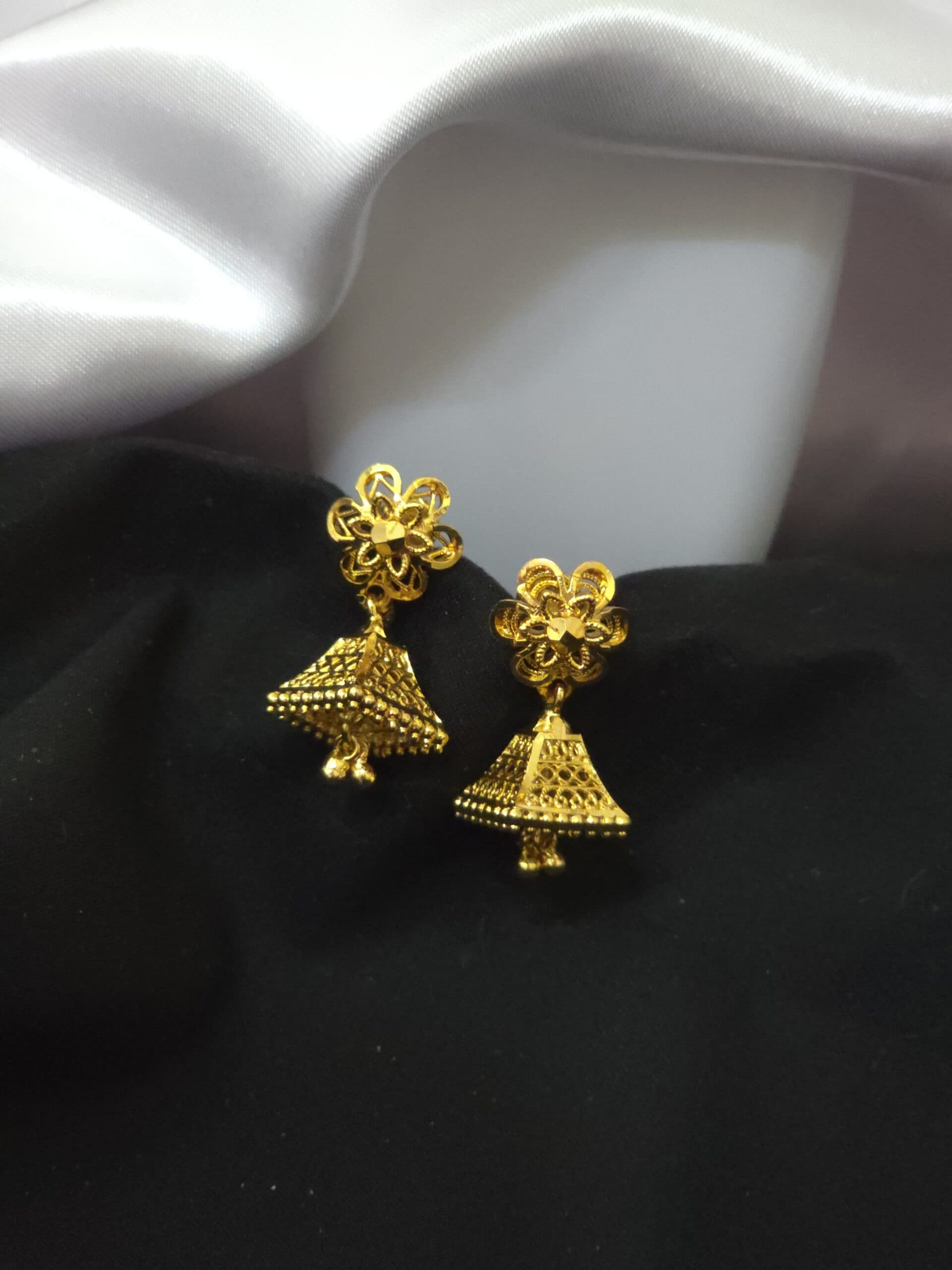 Foaming real gold tone jhumka