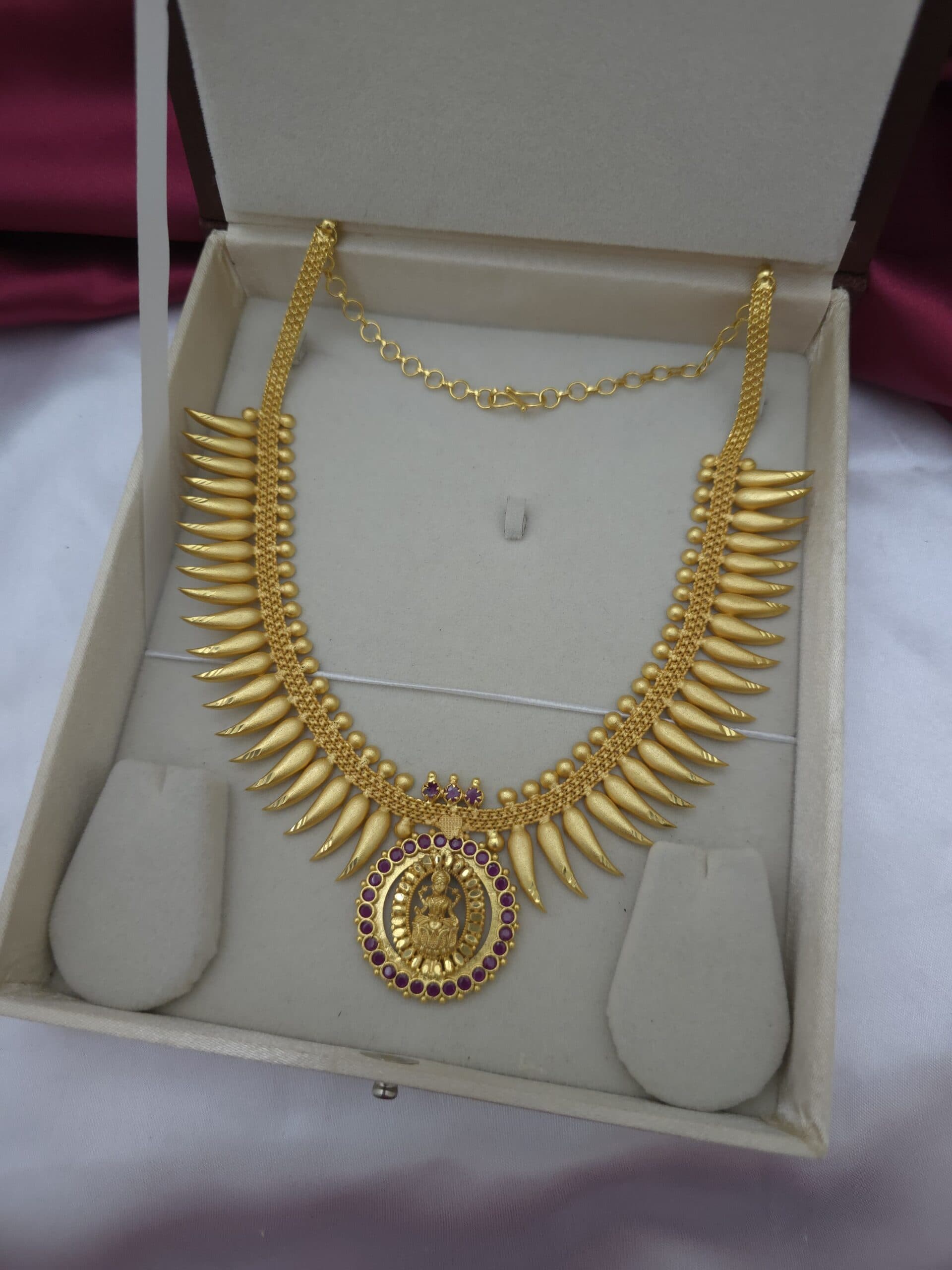 Foaming necklace comes with ruby stone