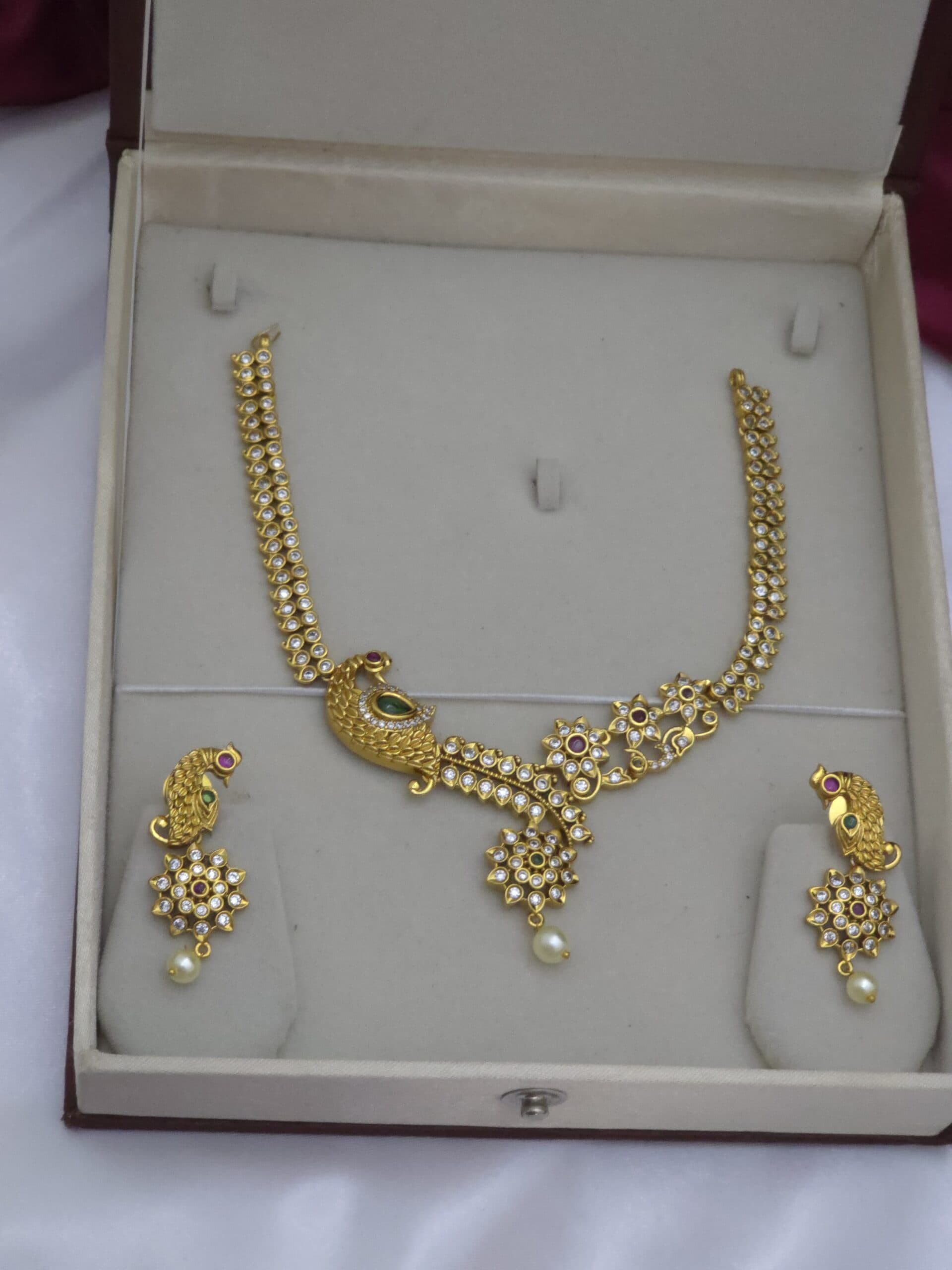 Premium ad necklace comes with peacock pattern