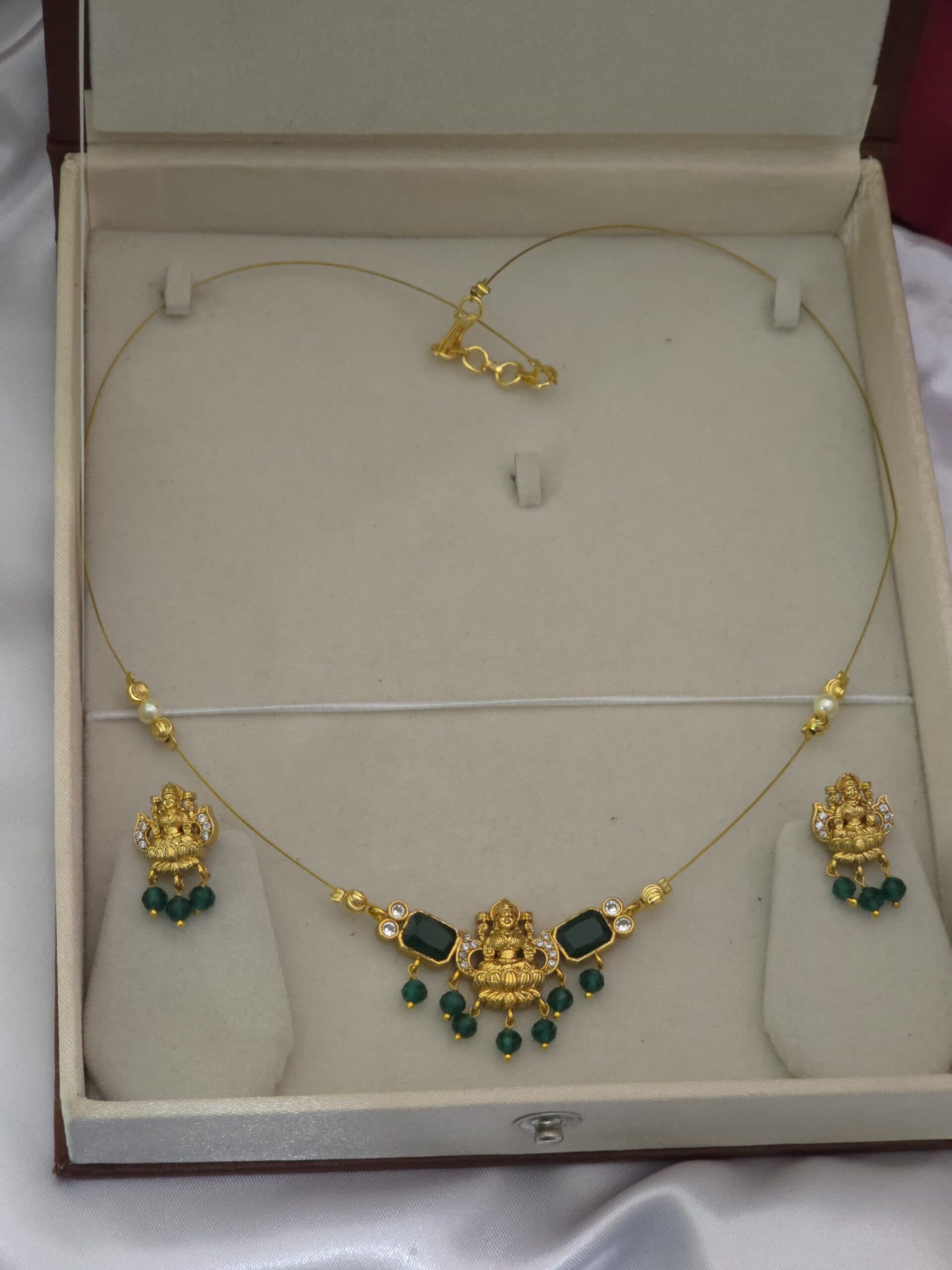 Premium emrald invisible necklace