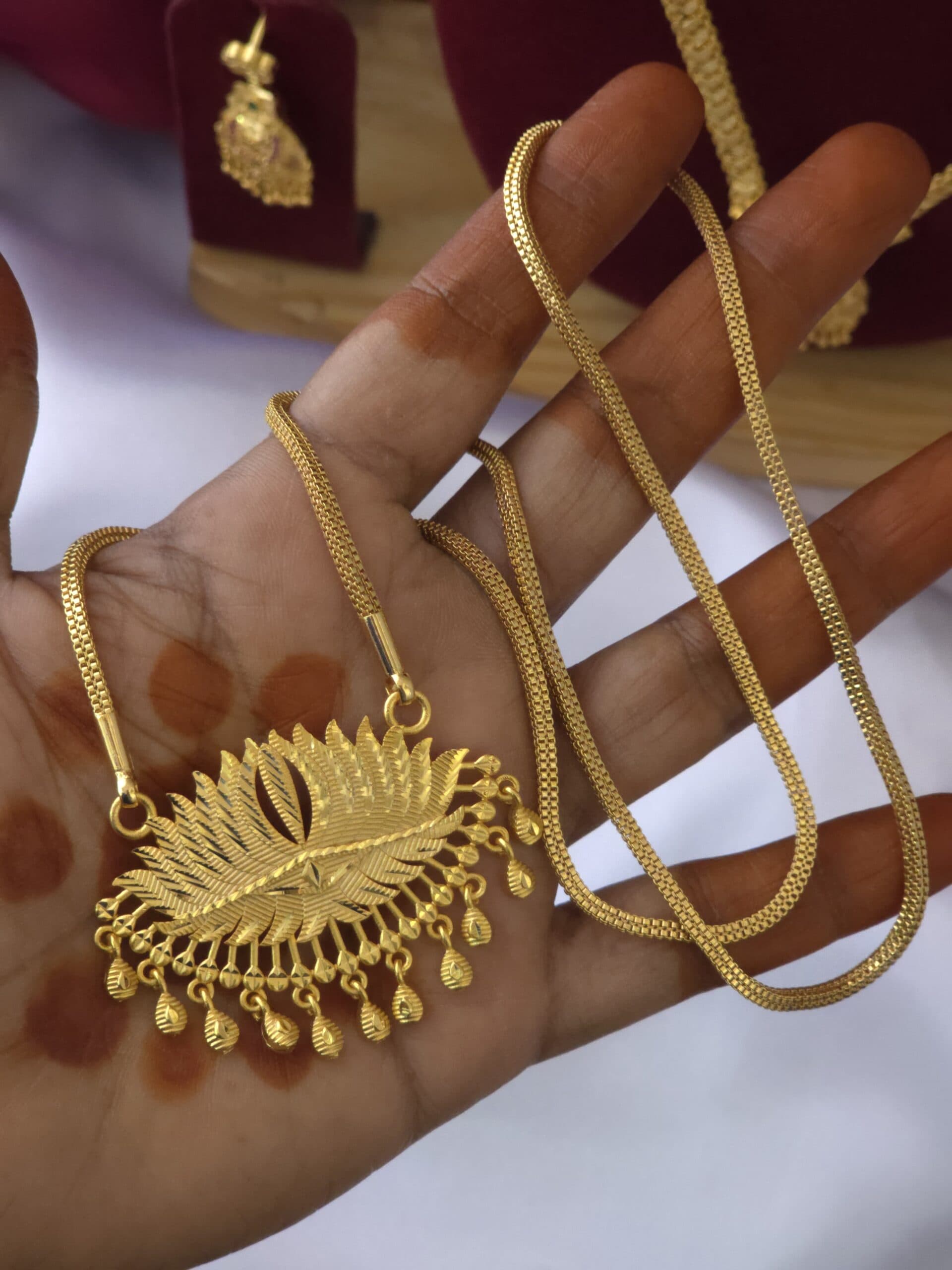 Premium gold look foaming 32 inches dollar chain
