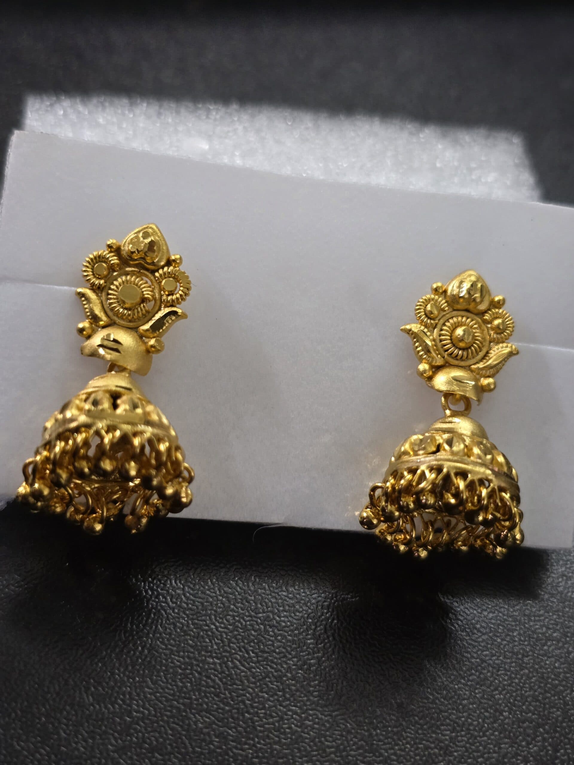 Foaming medium size jhumka