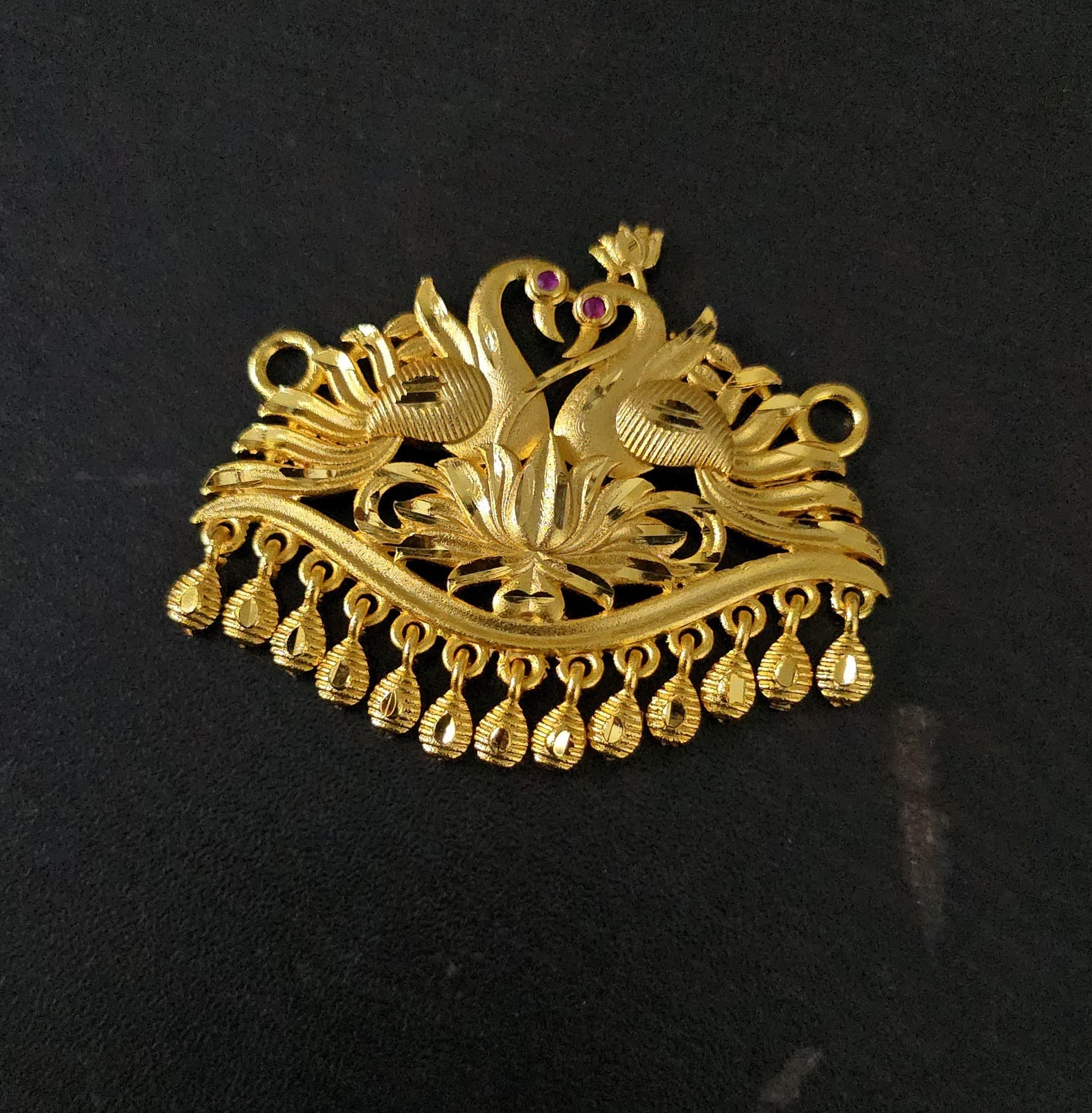 Foaming gold tone locket