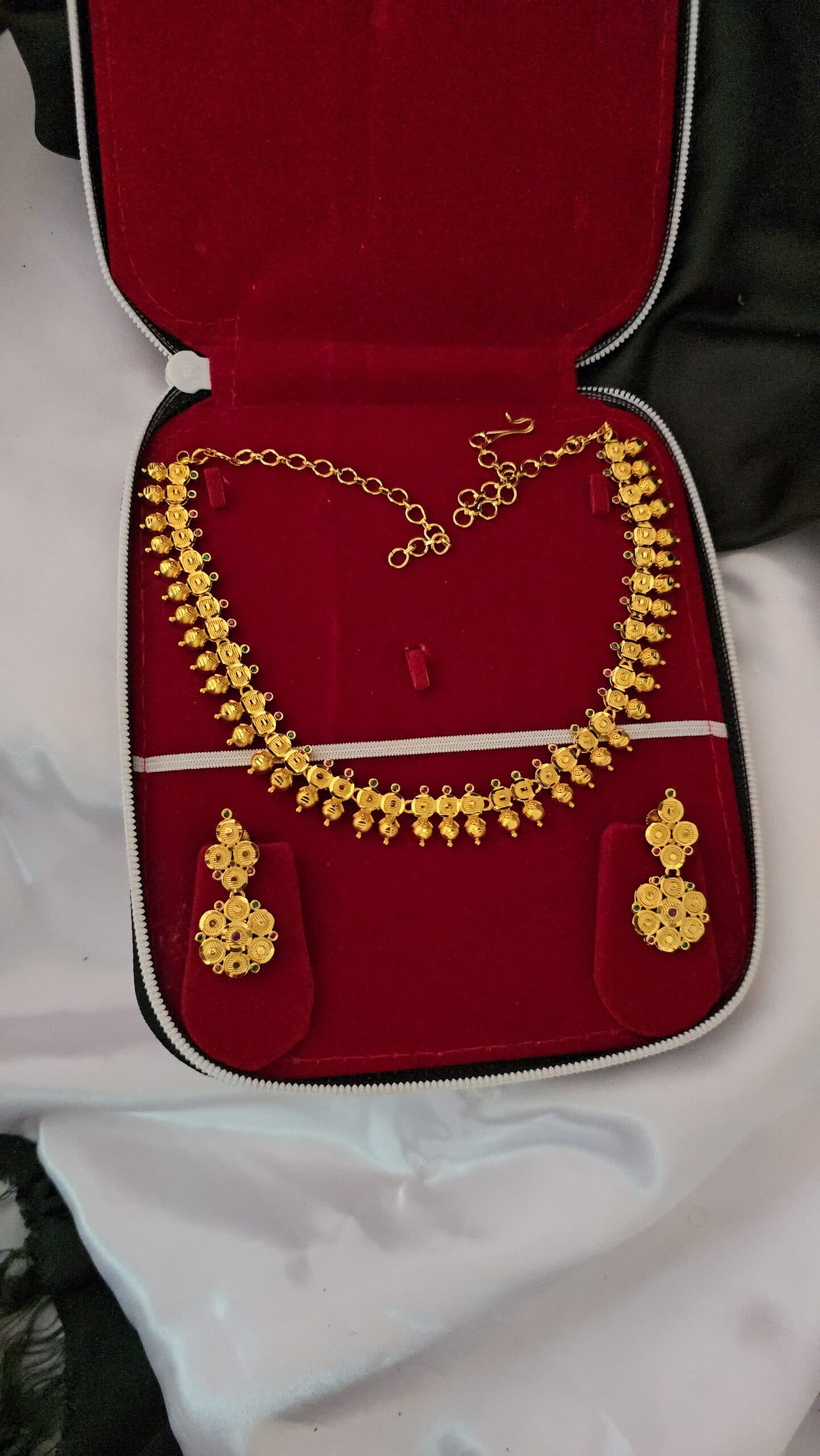 Foaming ad ruby emerald necklace