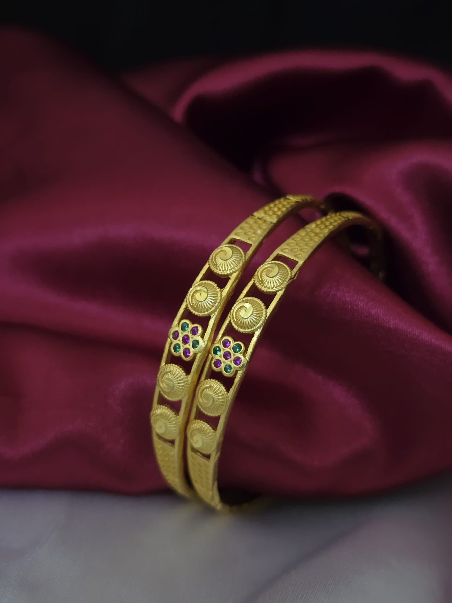 Foaming ad gold tone bangle