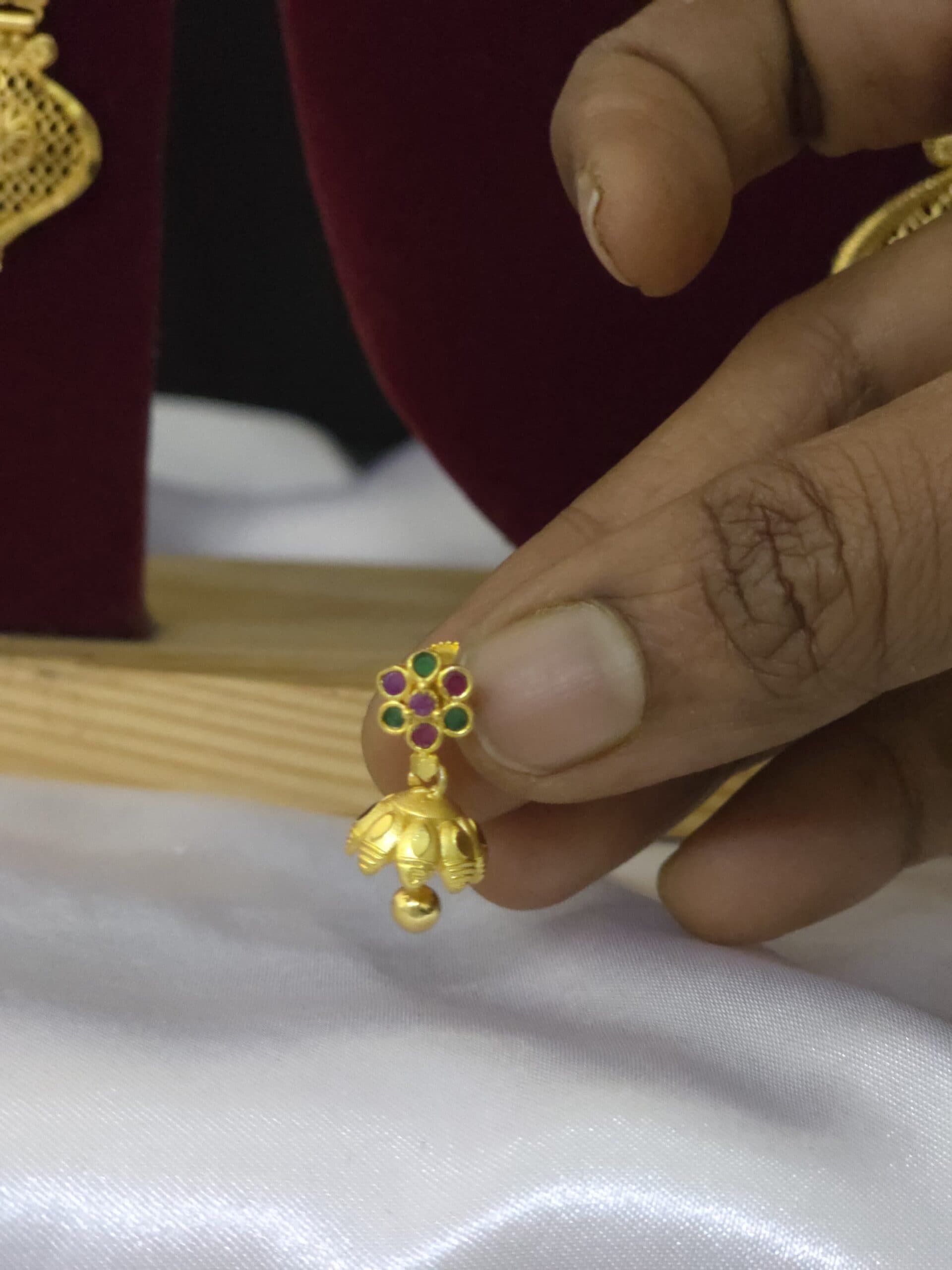 Foaming ad gold tone kemp jhumka