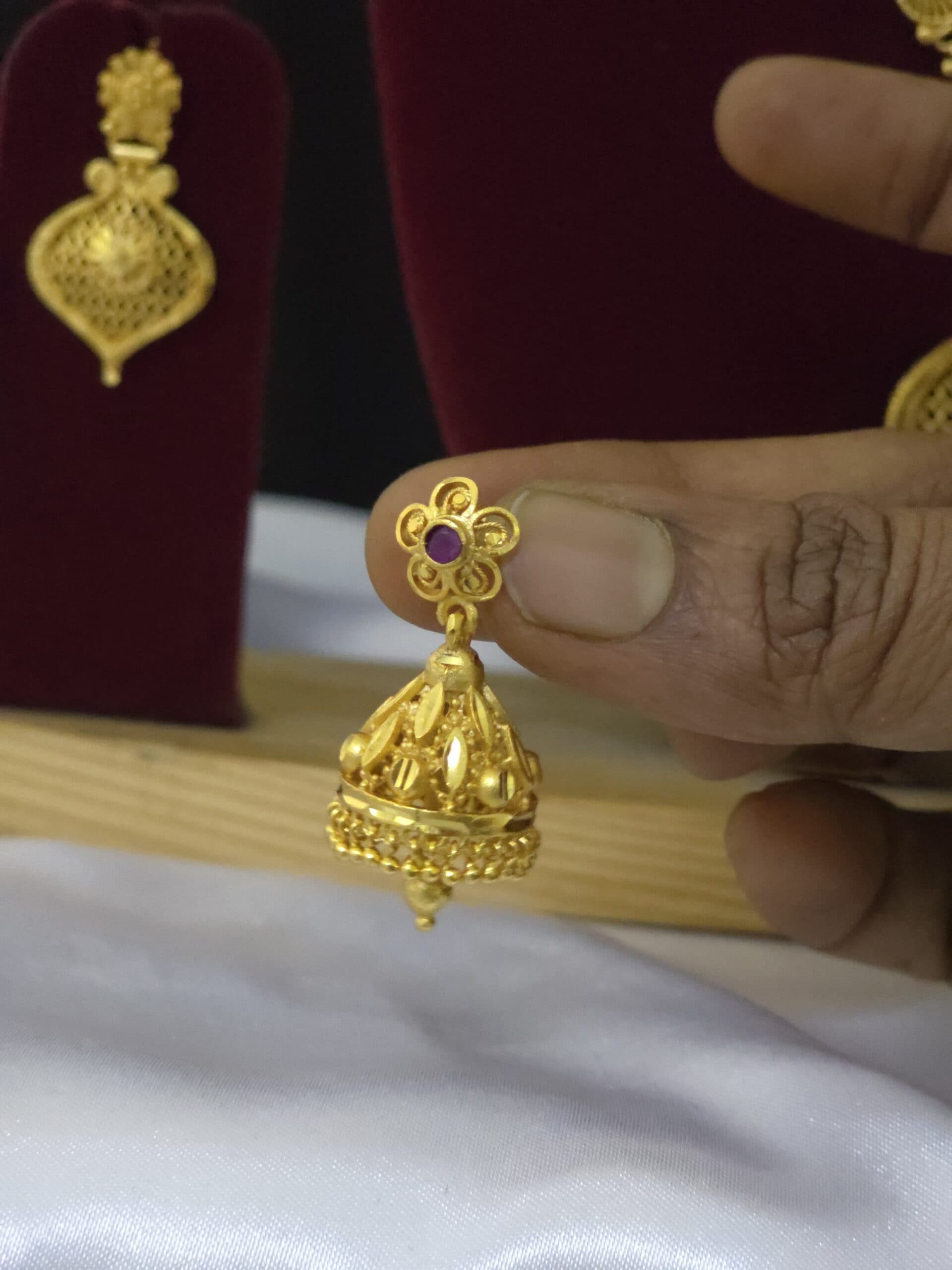 Foaming ad gold tone kemp jhumka
