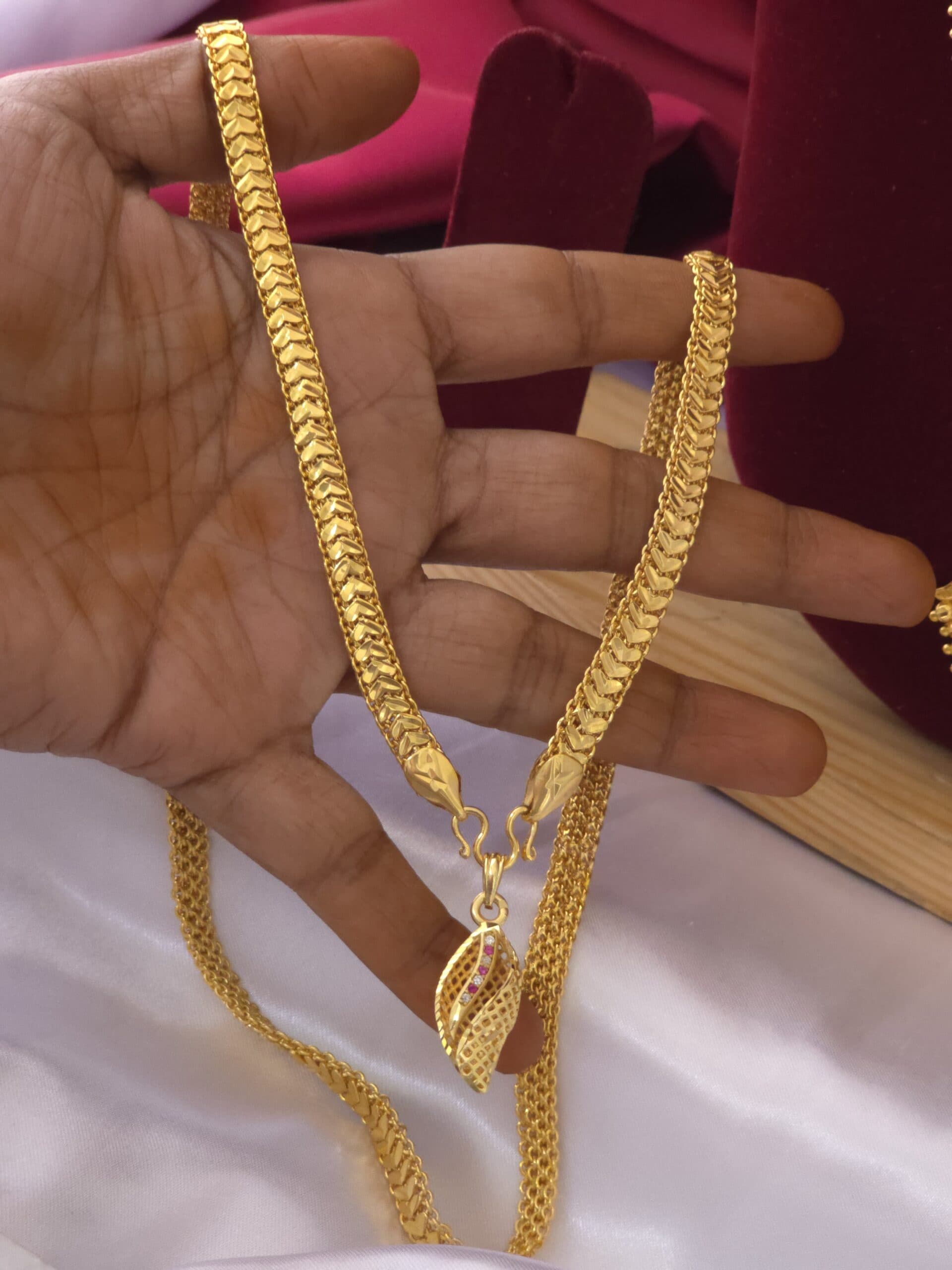 Foaming 28 inches ad flower pattern dollar chain