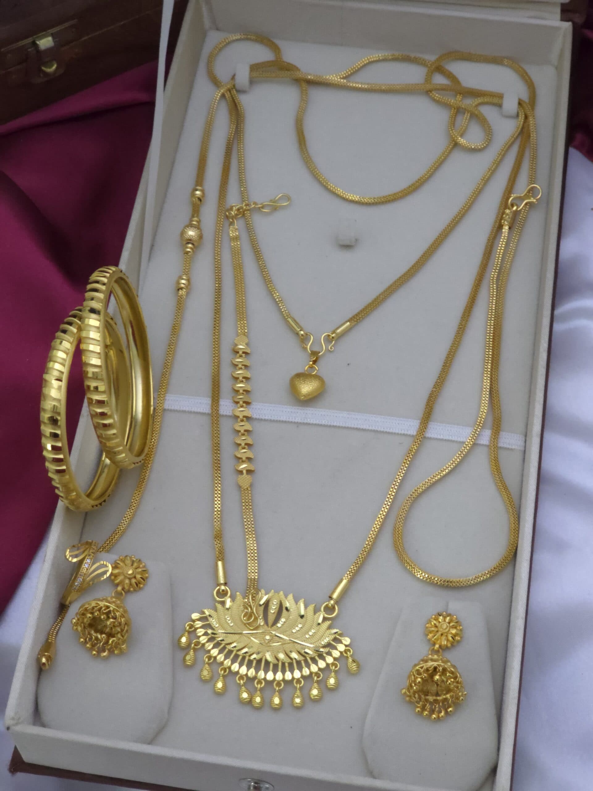 Premium foaming combo including mugappu chain, short dollar chain, bangle ,ring ,earing,bracelet