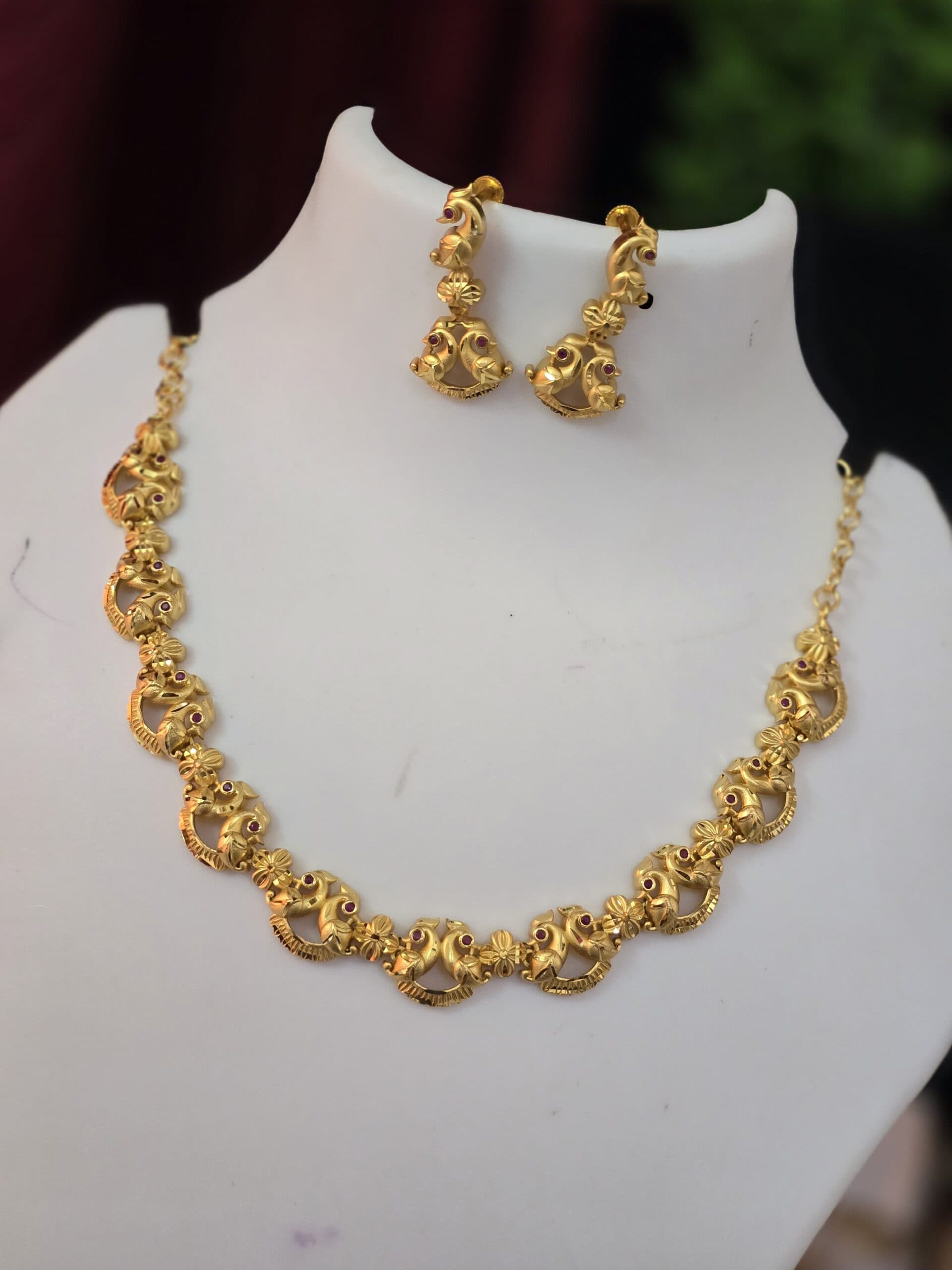 Foaming peacock plain necklace