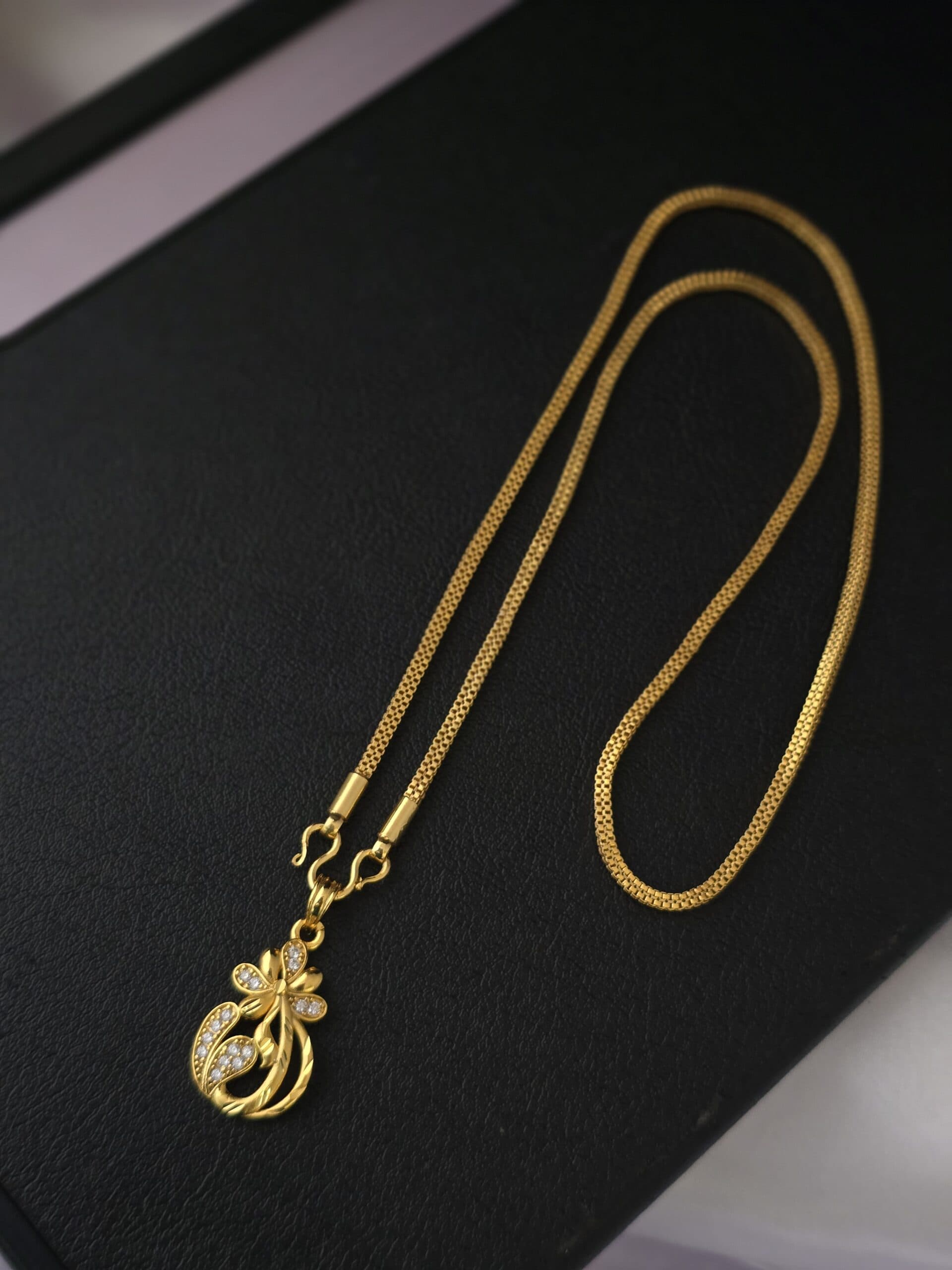 Foaming 18 inches dollar chain comes ad stone
