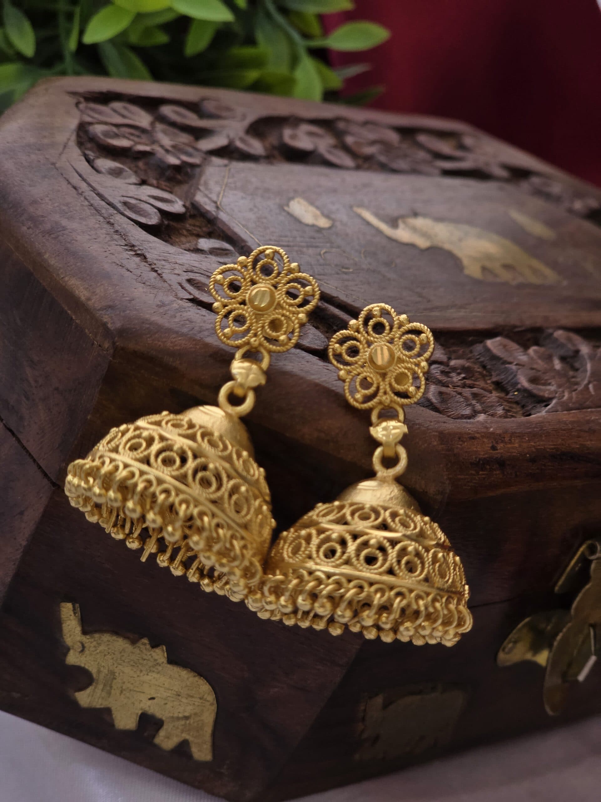 Foaming flower pattern jhumka