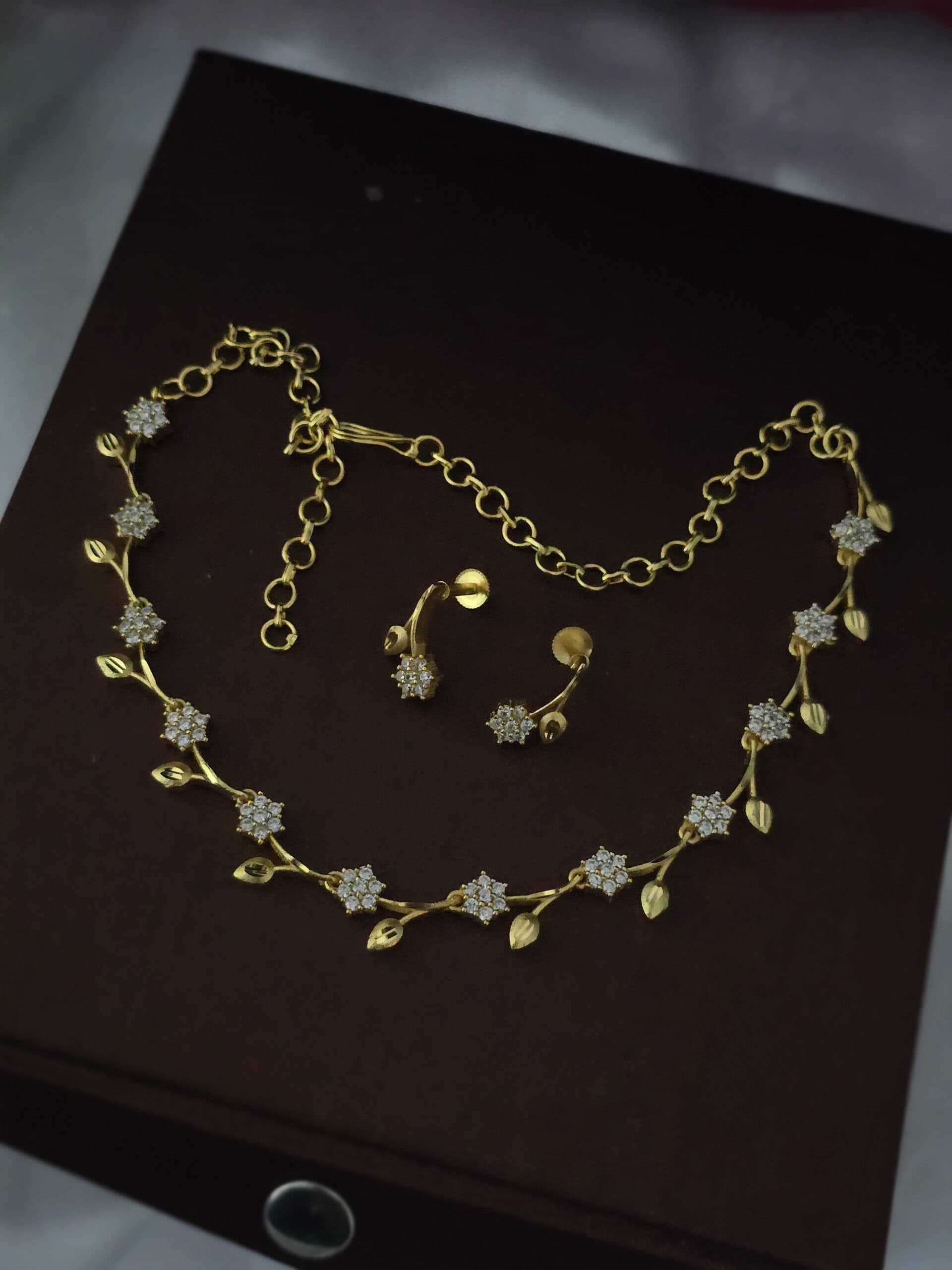 Premium ad diamond look necklace