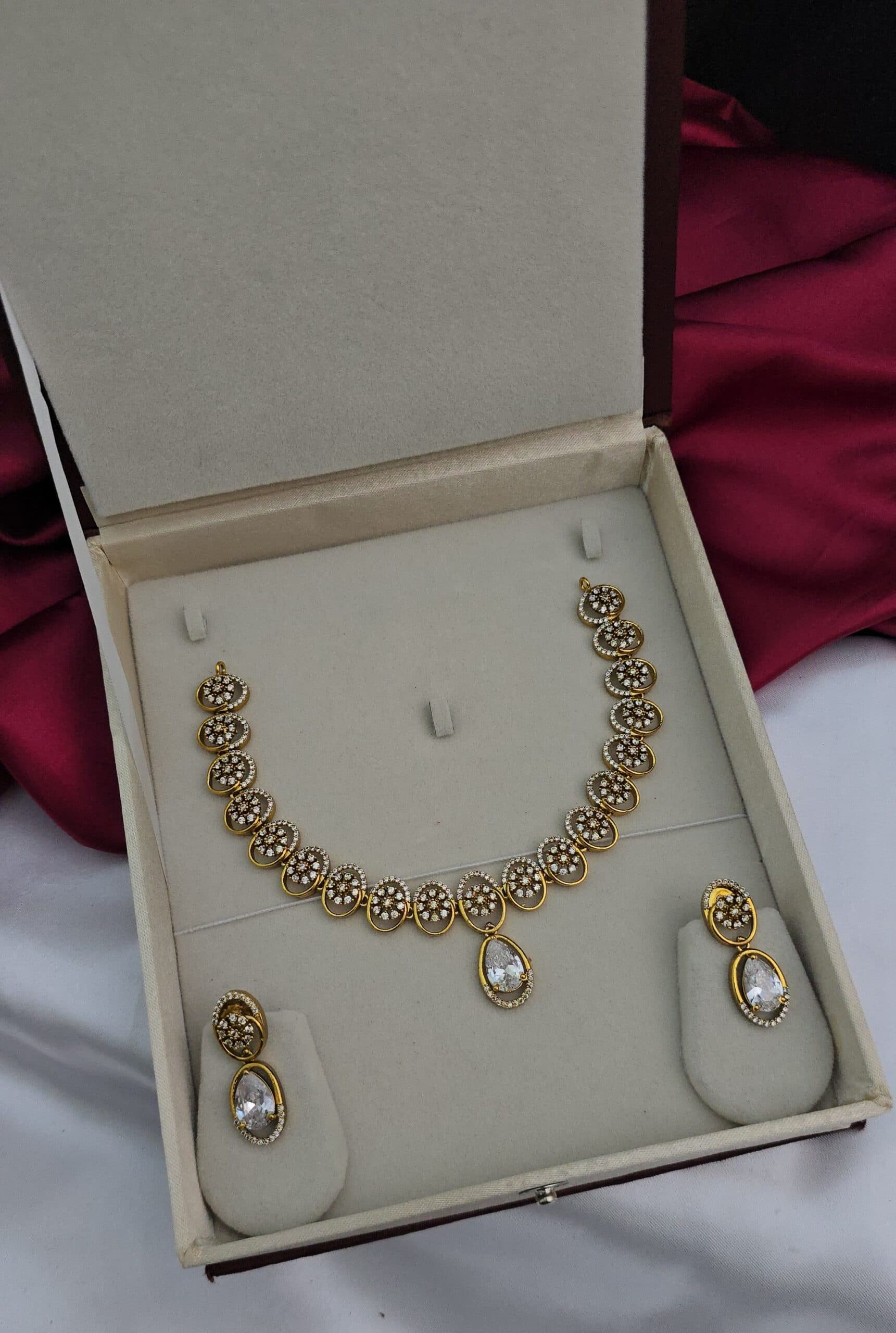 Premium diamond look necklace