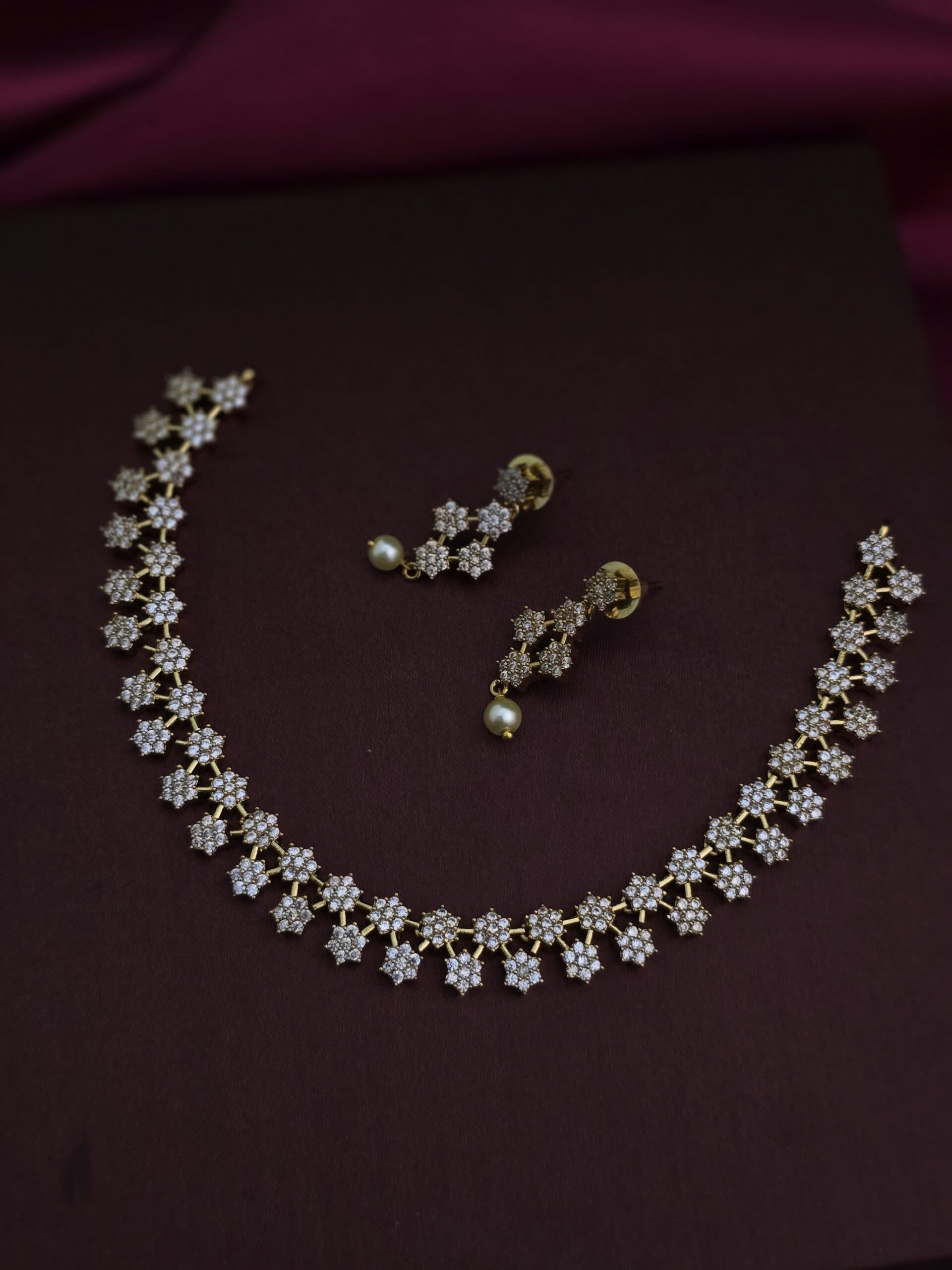Premium ad diamond look necklace