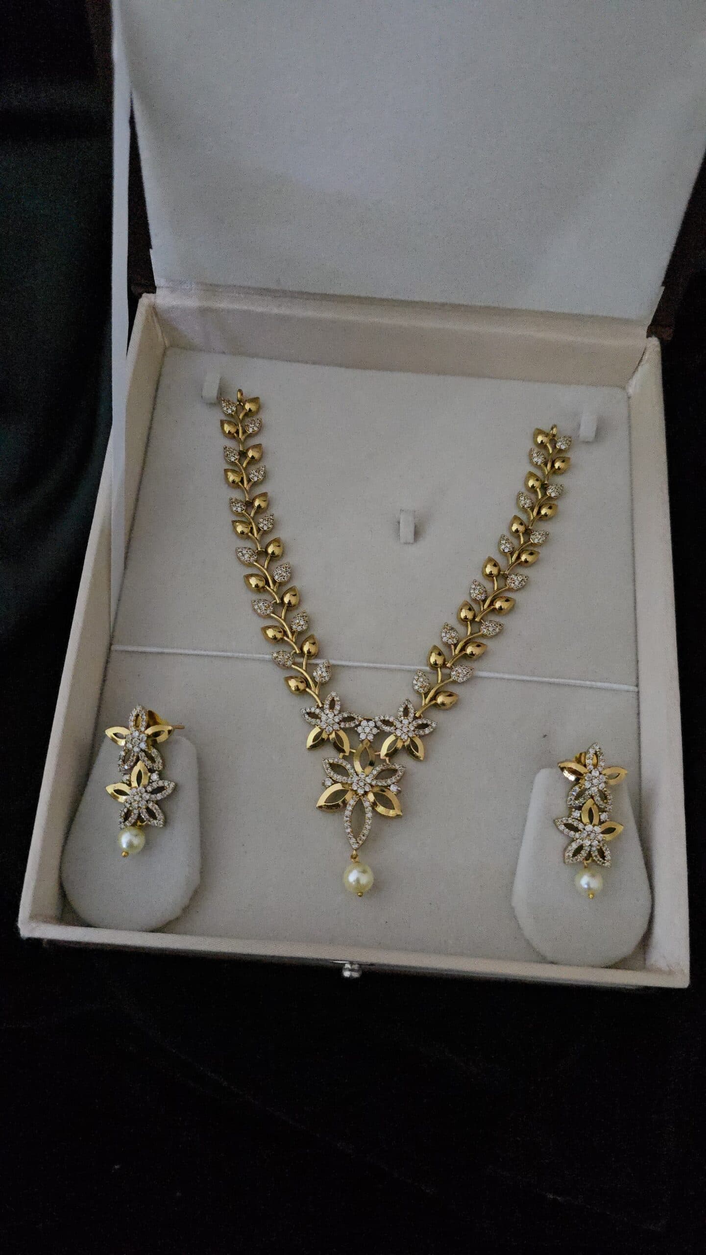 Ad diamond look necklace