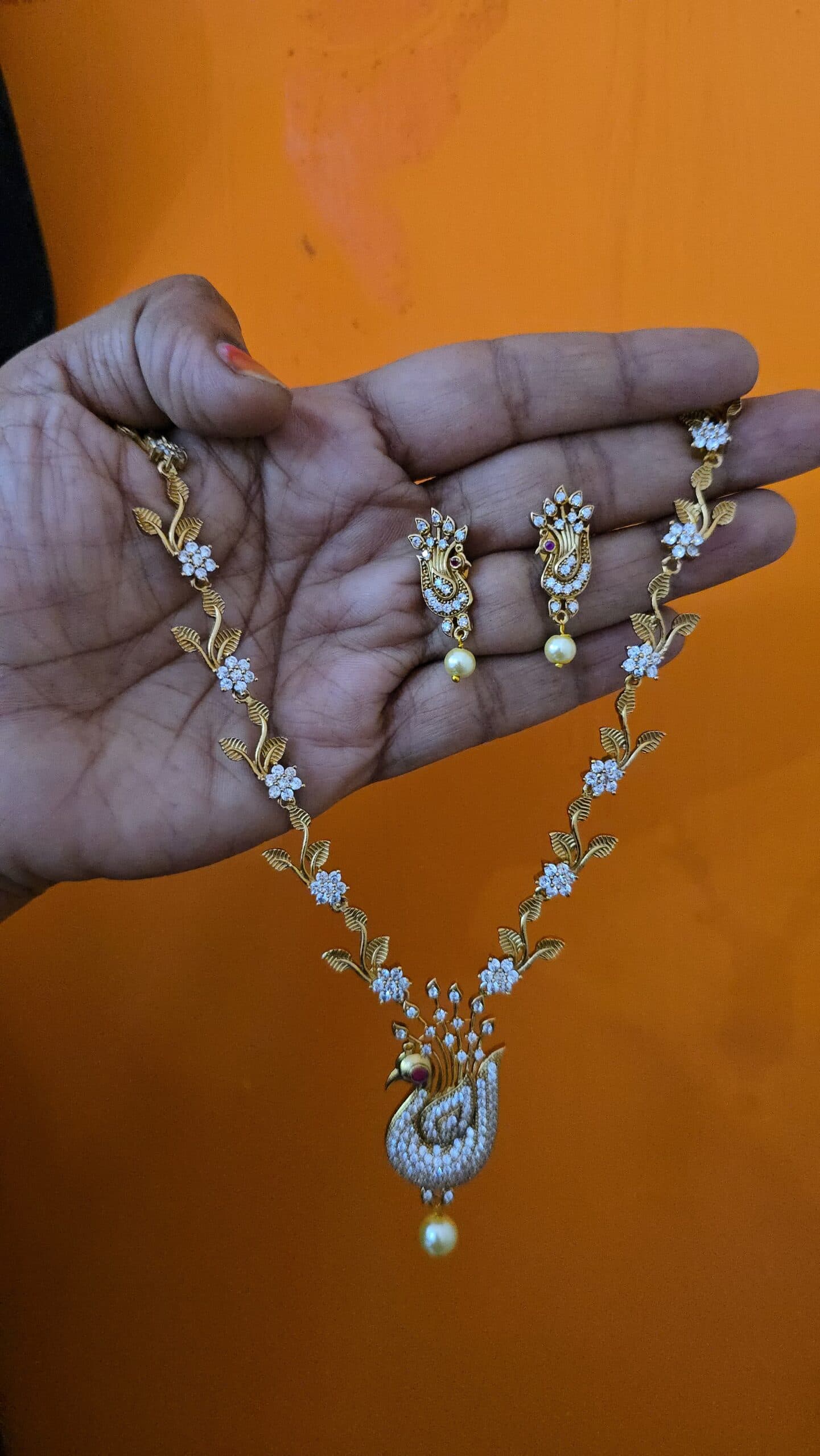 Premium ad diamond look necklace