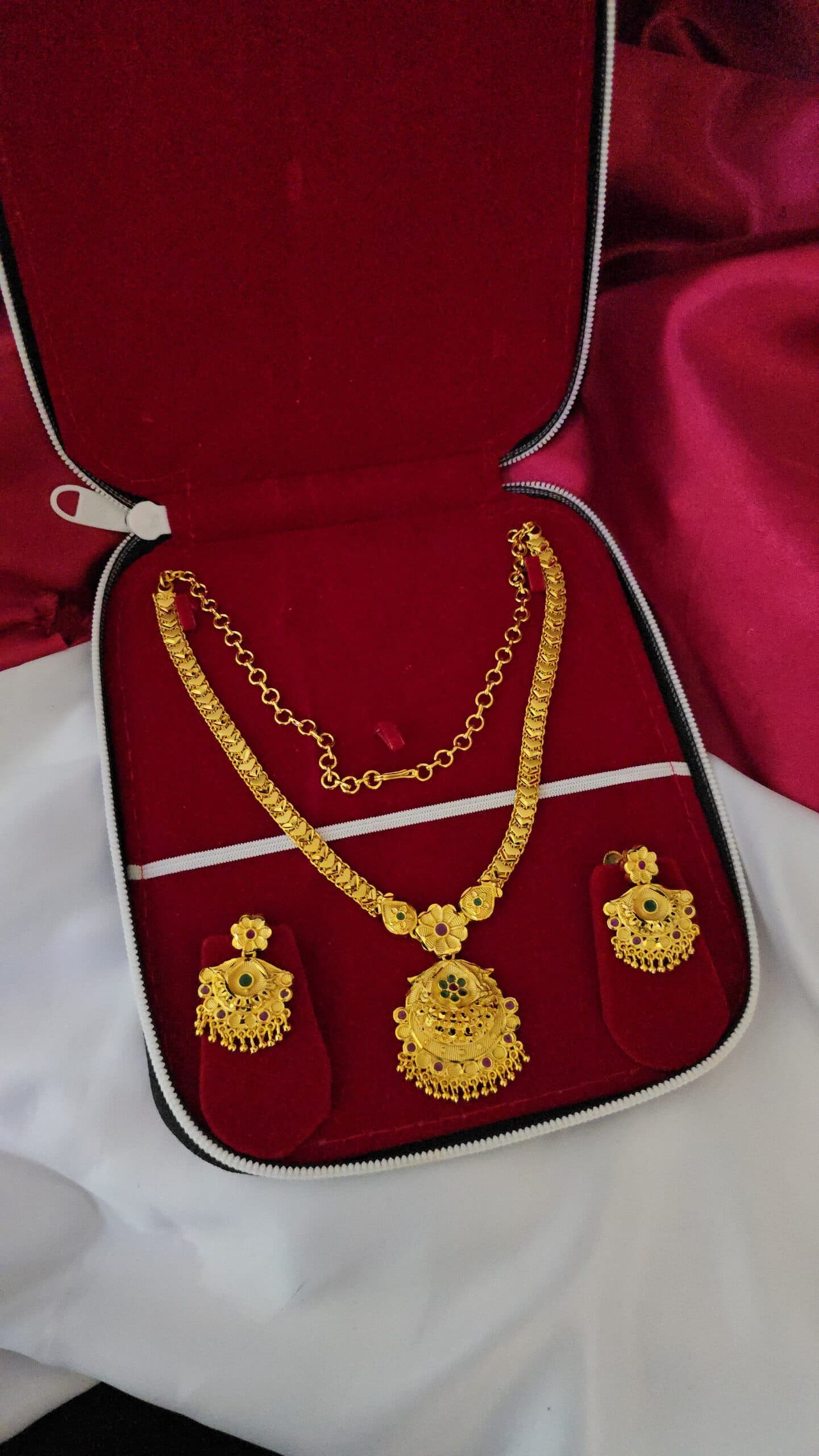 Premium foaming flower comes necklace with stud ball drops