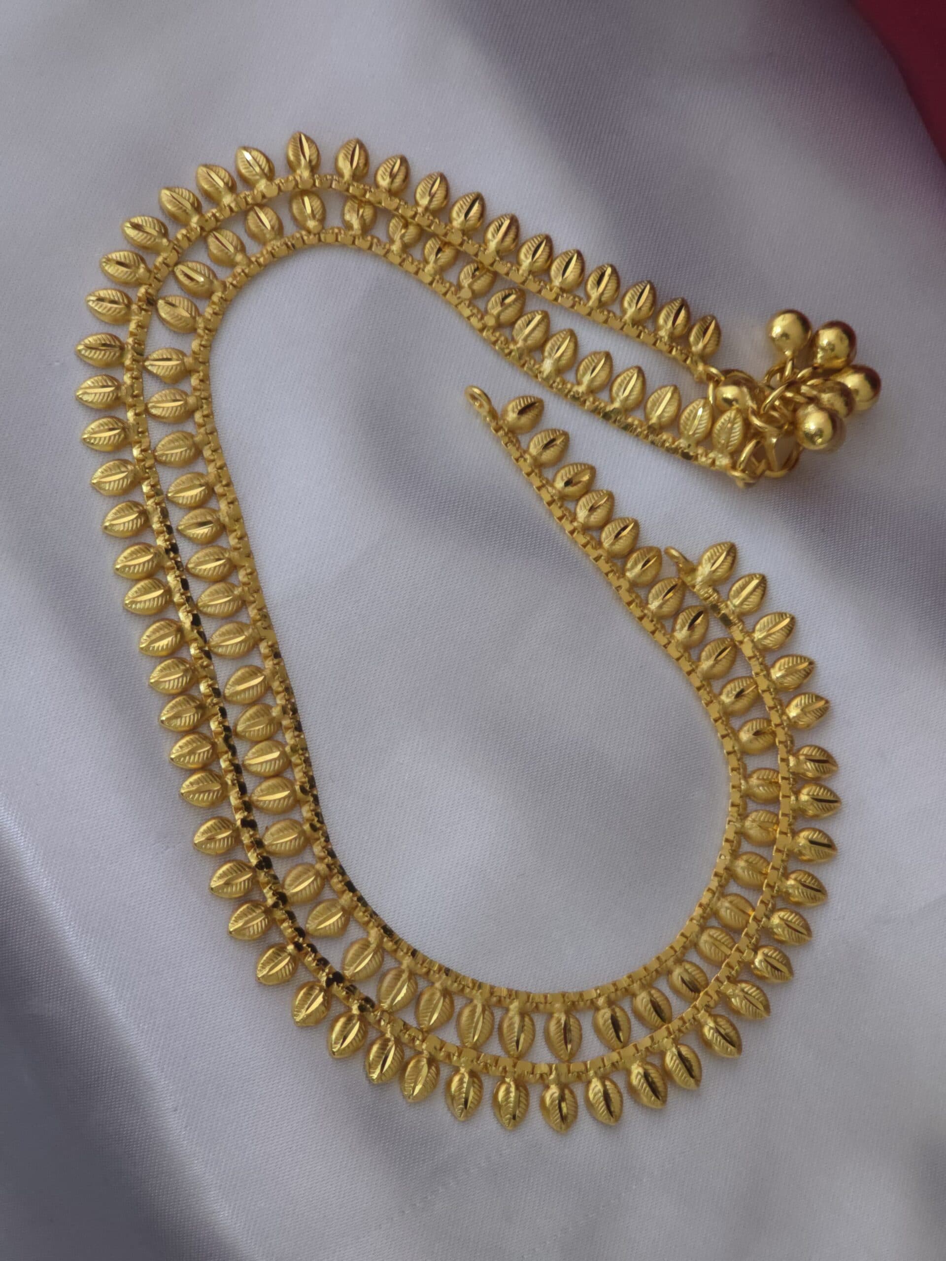 Premium foaming leaf pattern anklets real gold tone