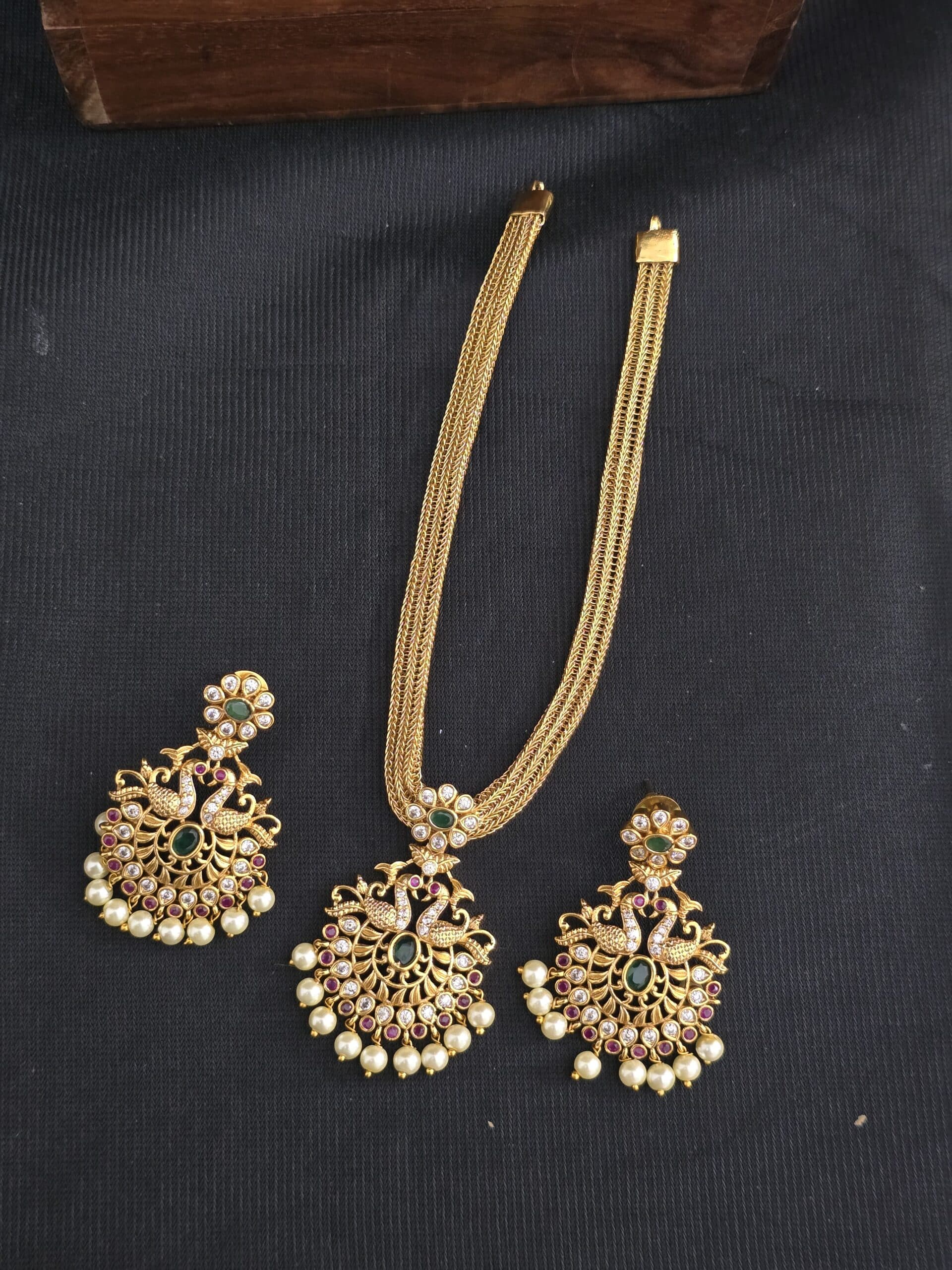 Premium matt peacock necklace