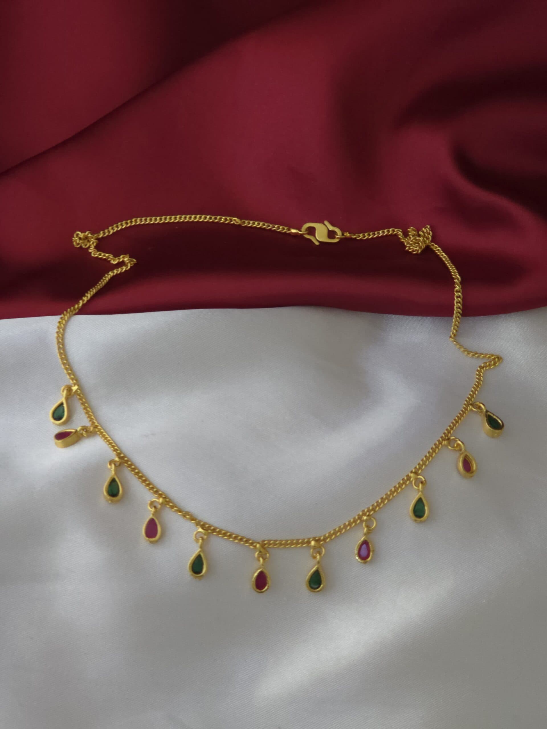 Premium foaming ruby green hanging chain