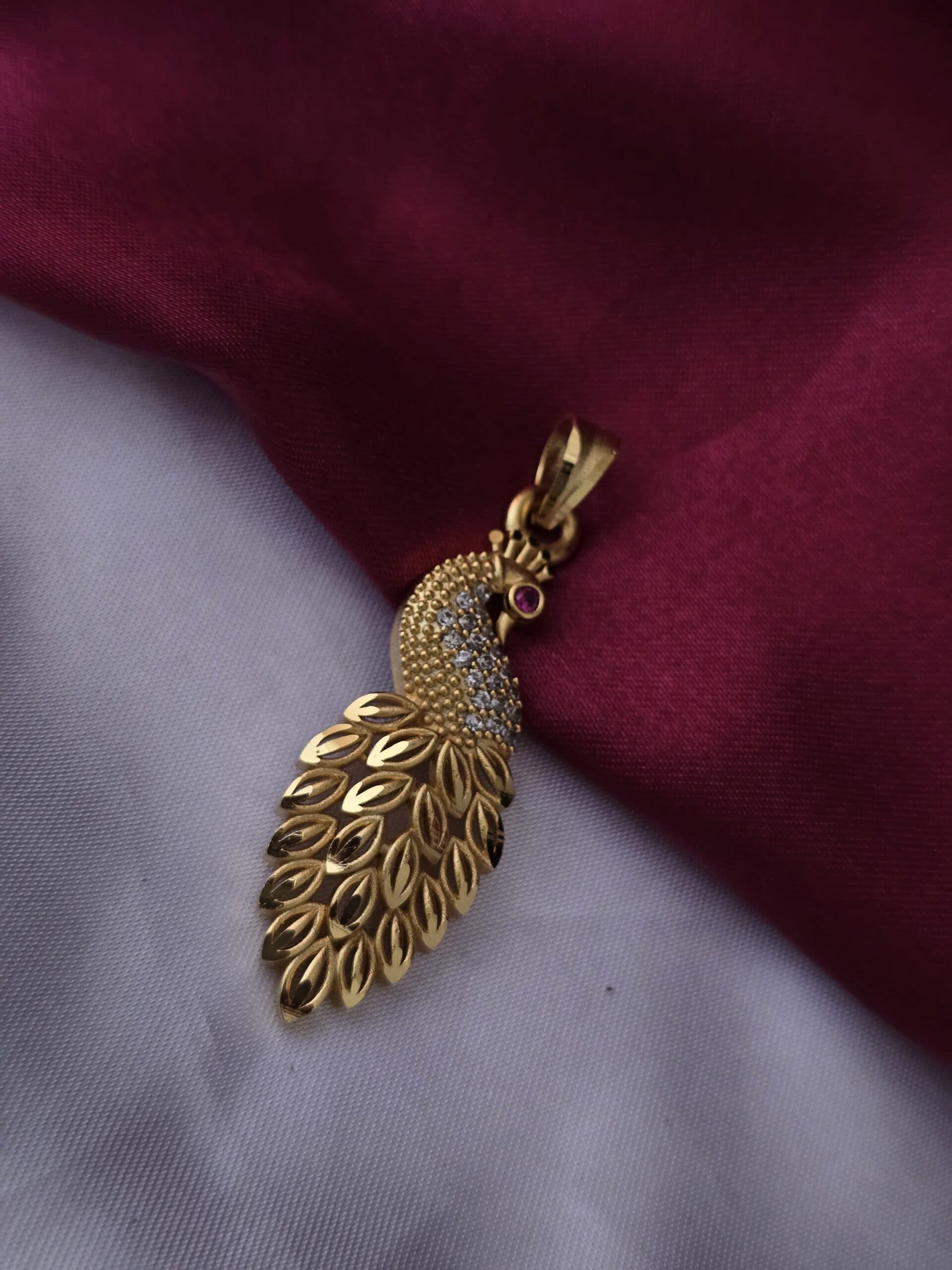 Premium foaming ad peacock locket