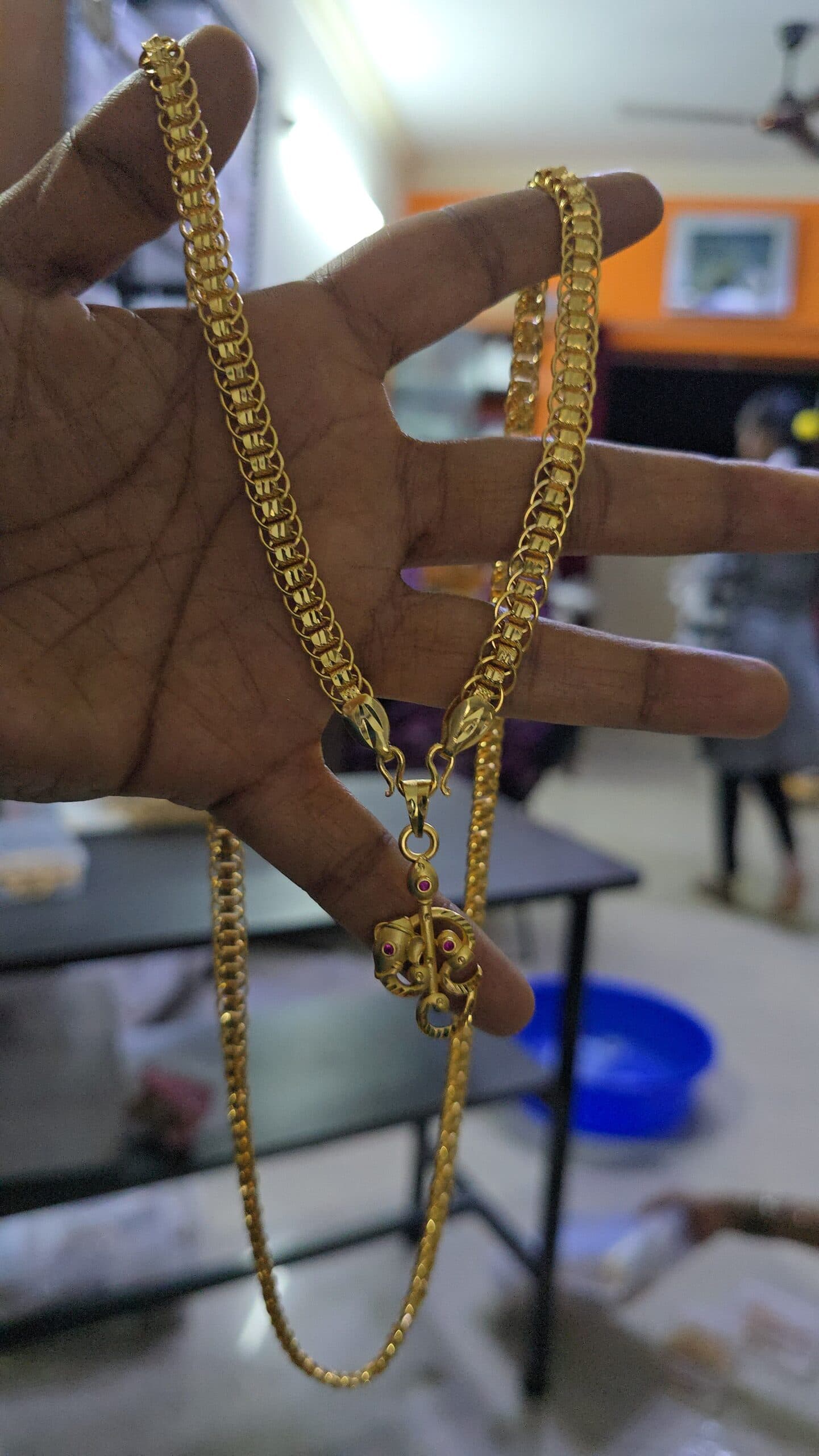 Premium foaming ad om dollar chain