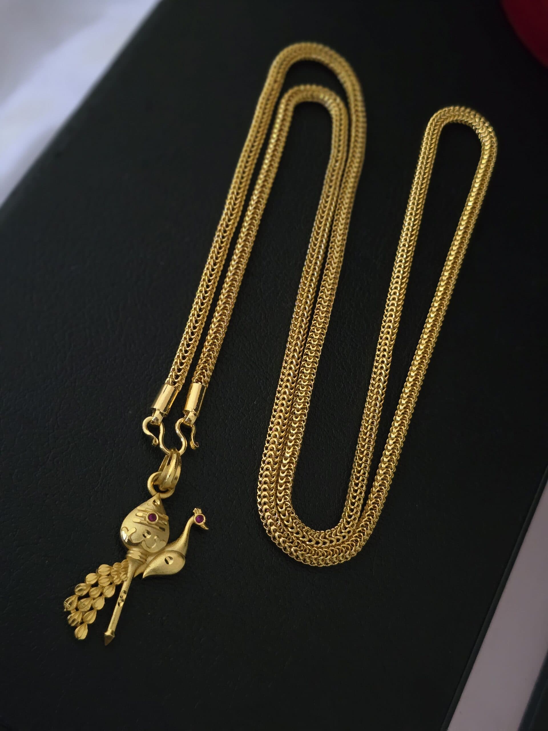 Premium 32 inches vel peacock dollar chain