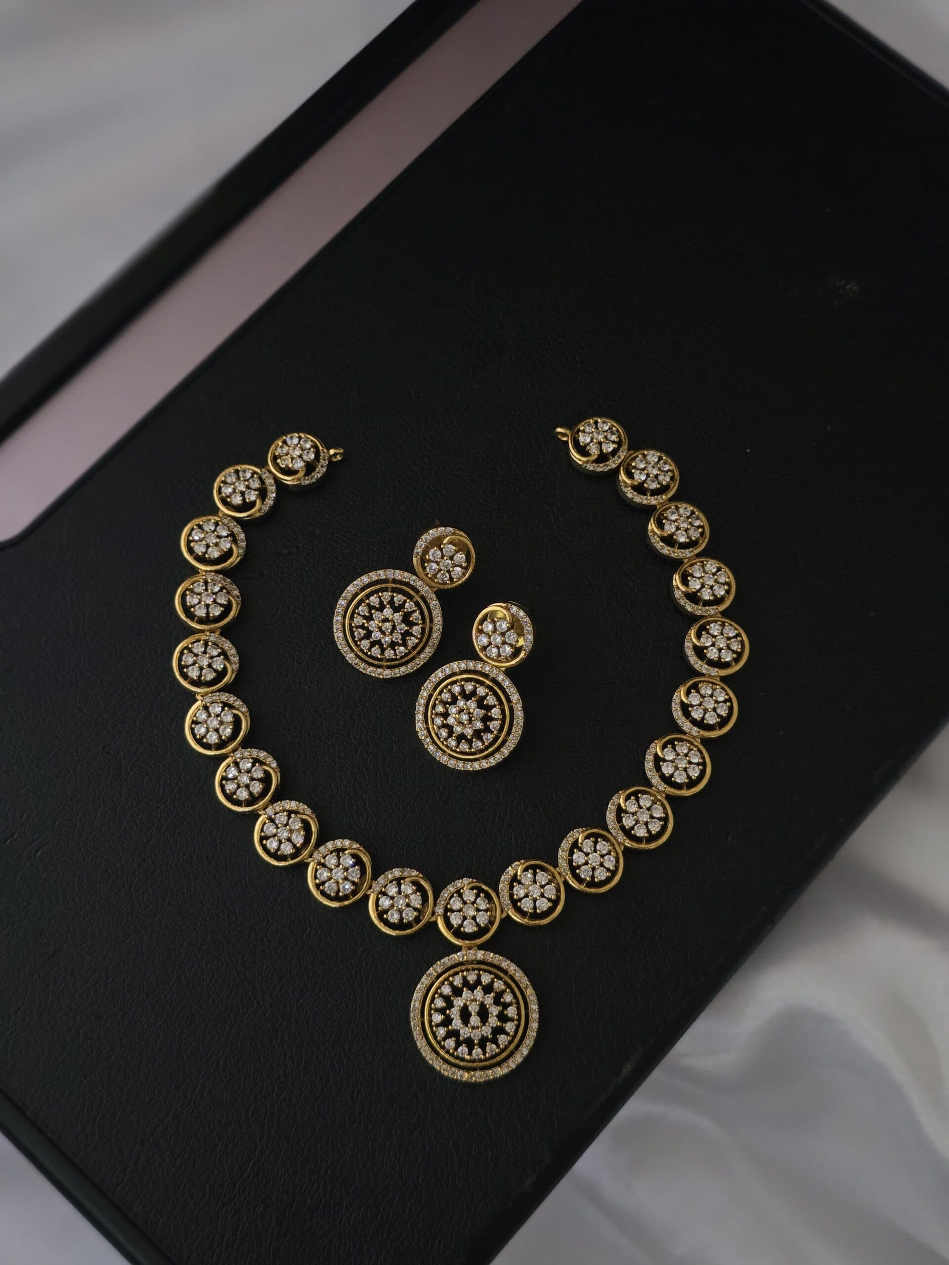 Premium ad diamond look necklace with stud