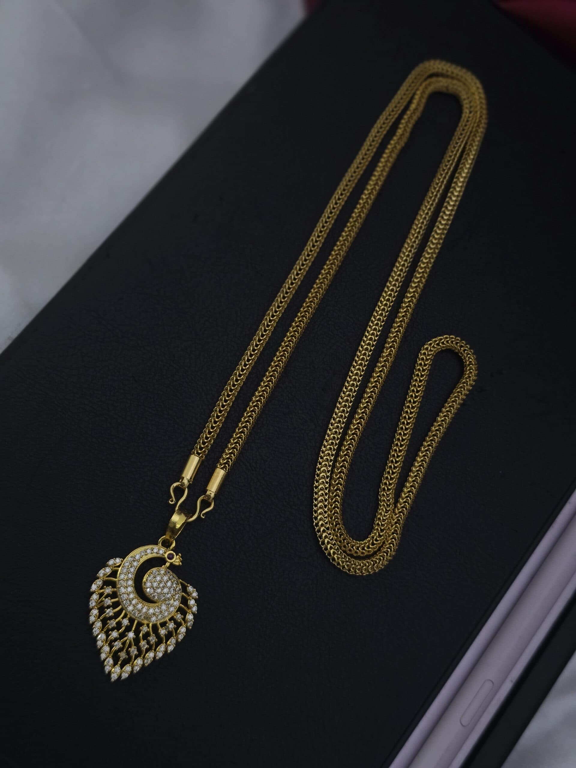 Premium foaming 32 inches ad peacock dollar chain