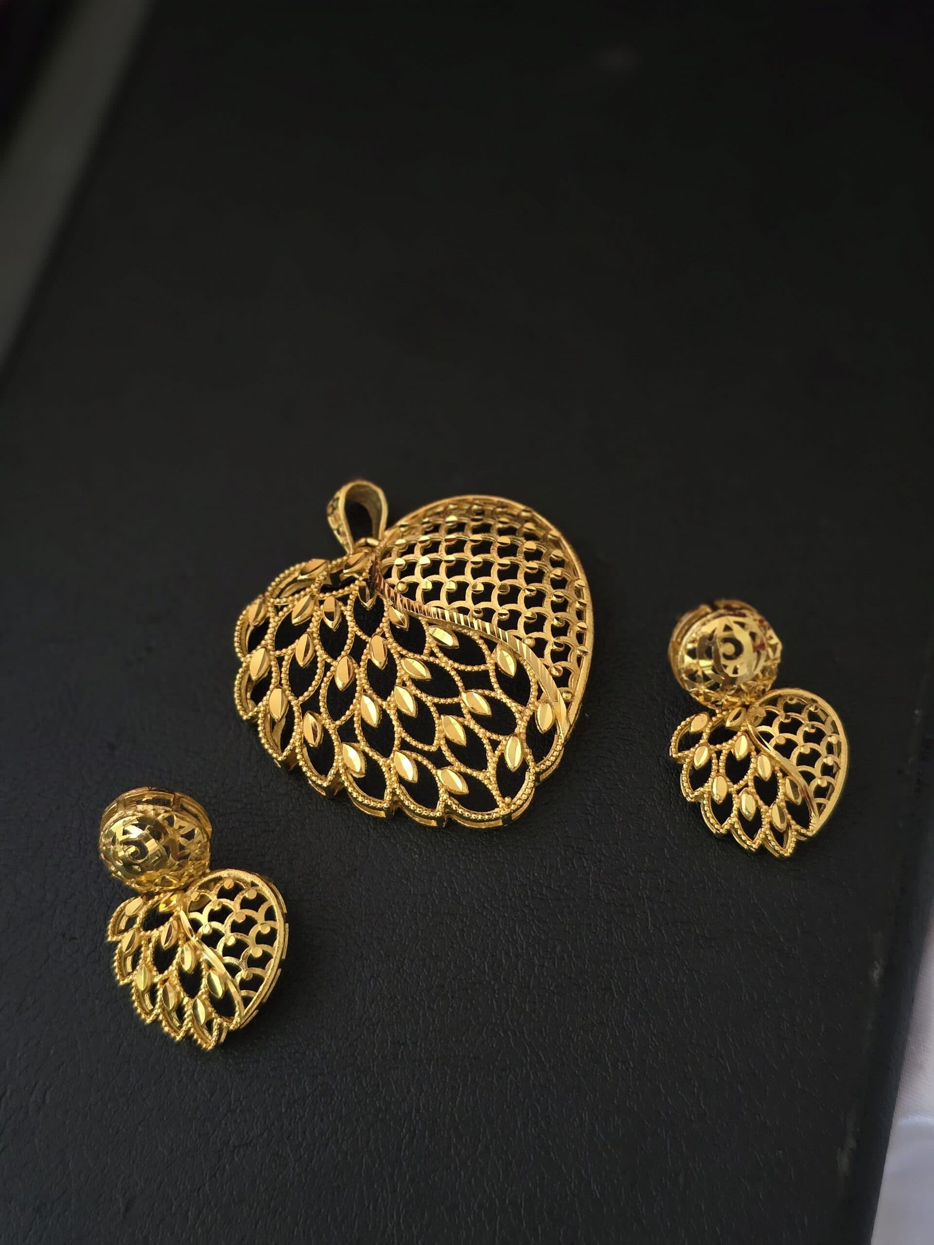 Foaming locket earing